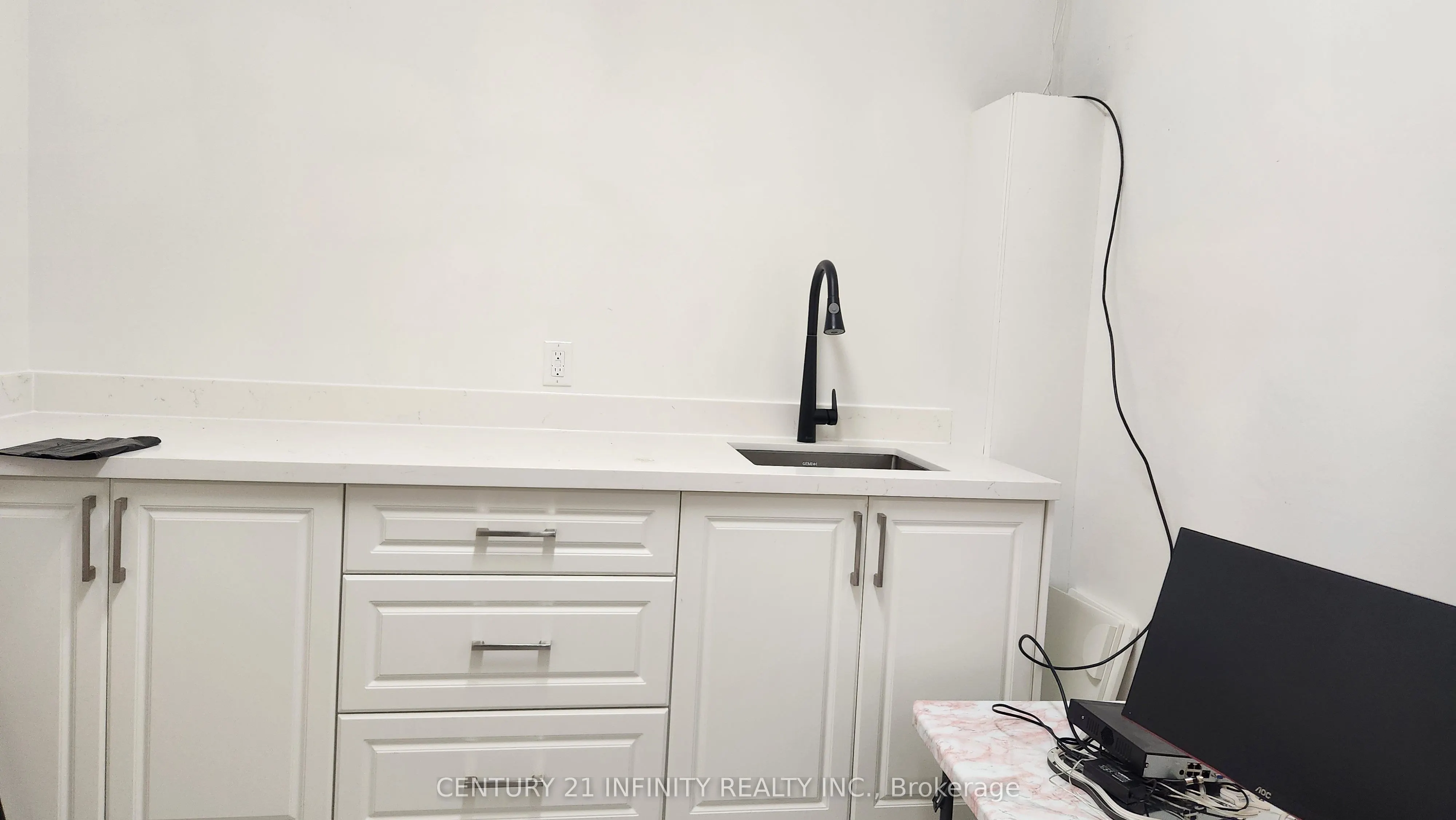 136 Simcoe Street S