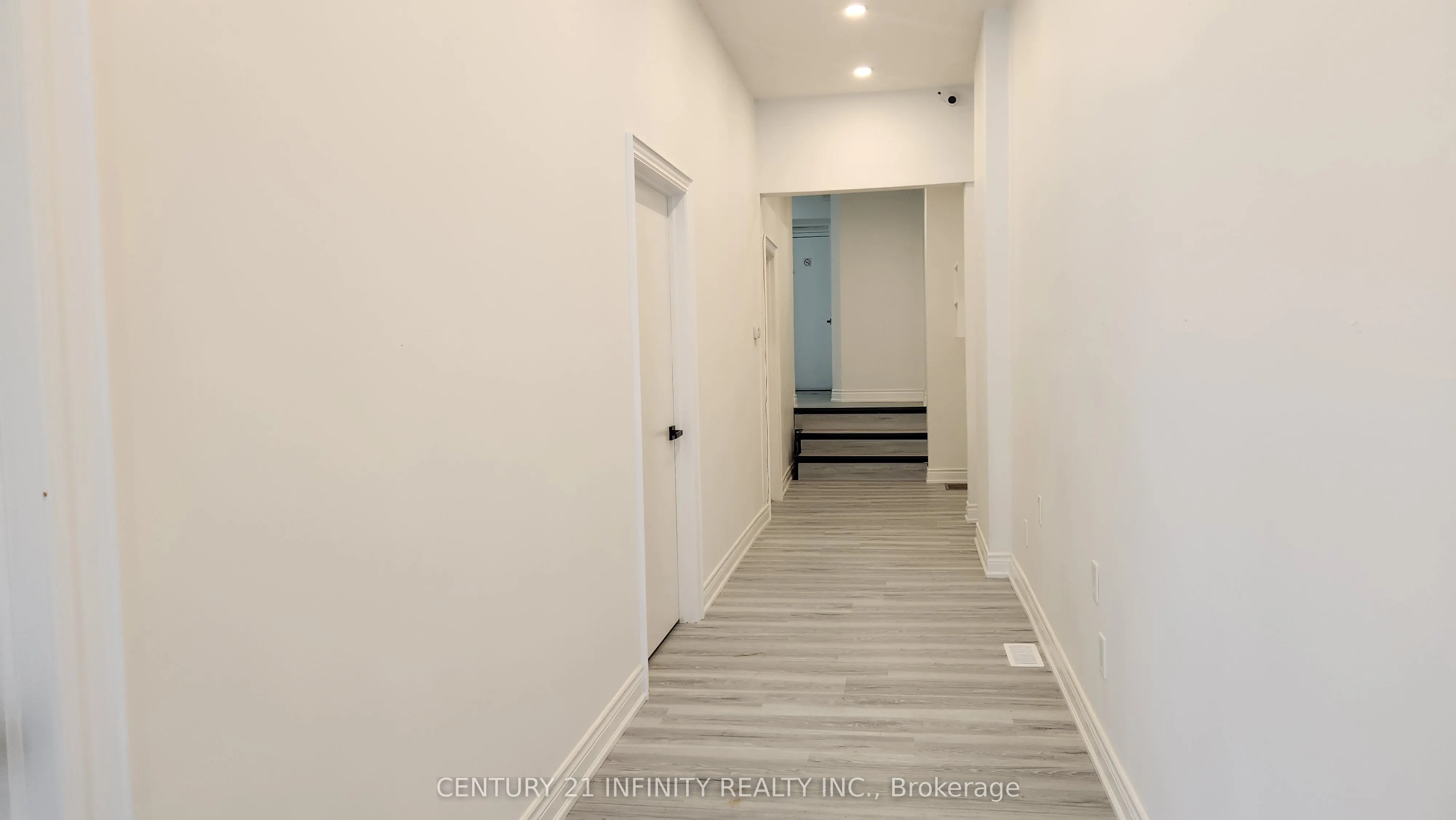 136 Simcoe Street S