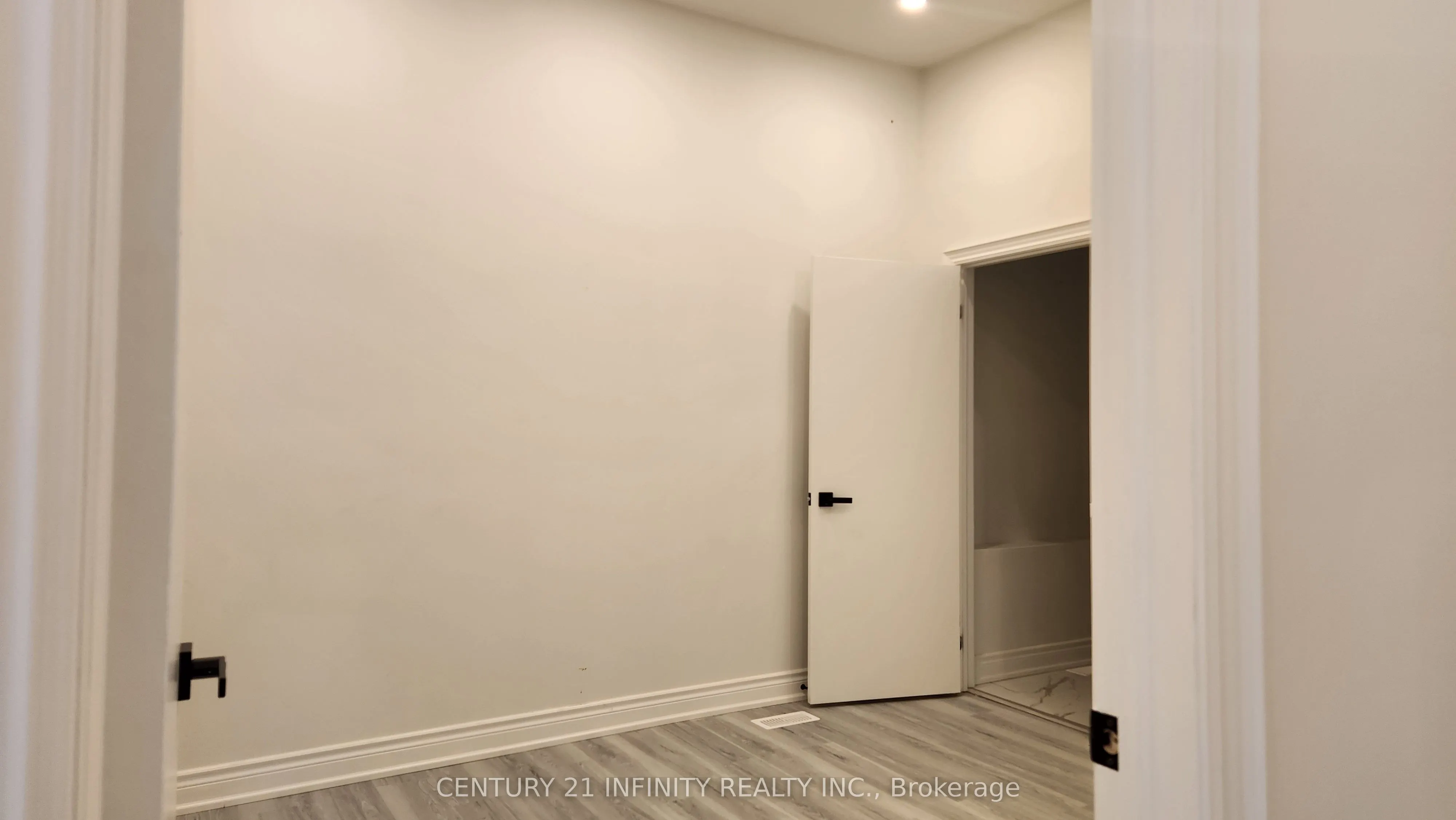 136 Simcoe Street S