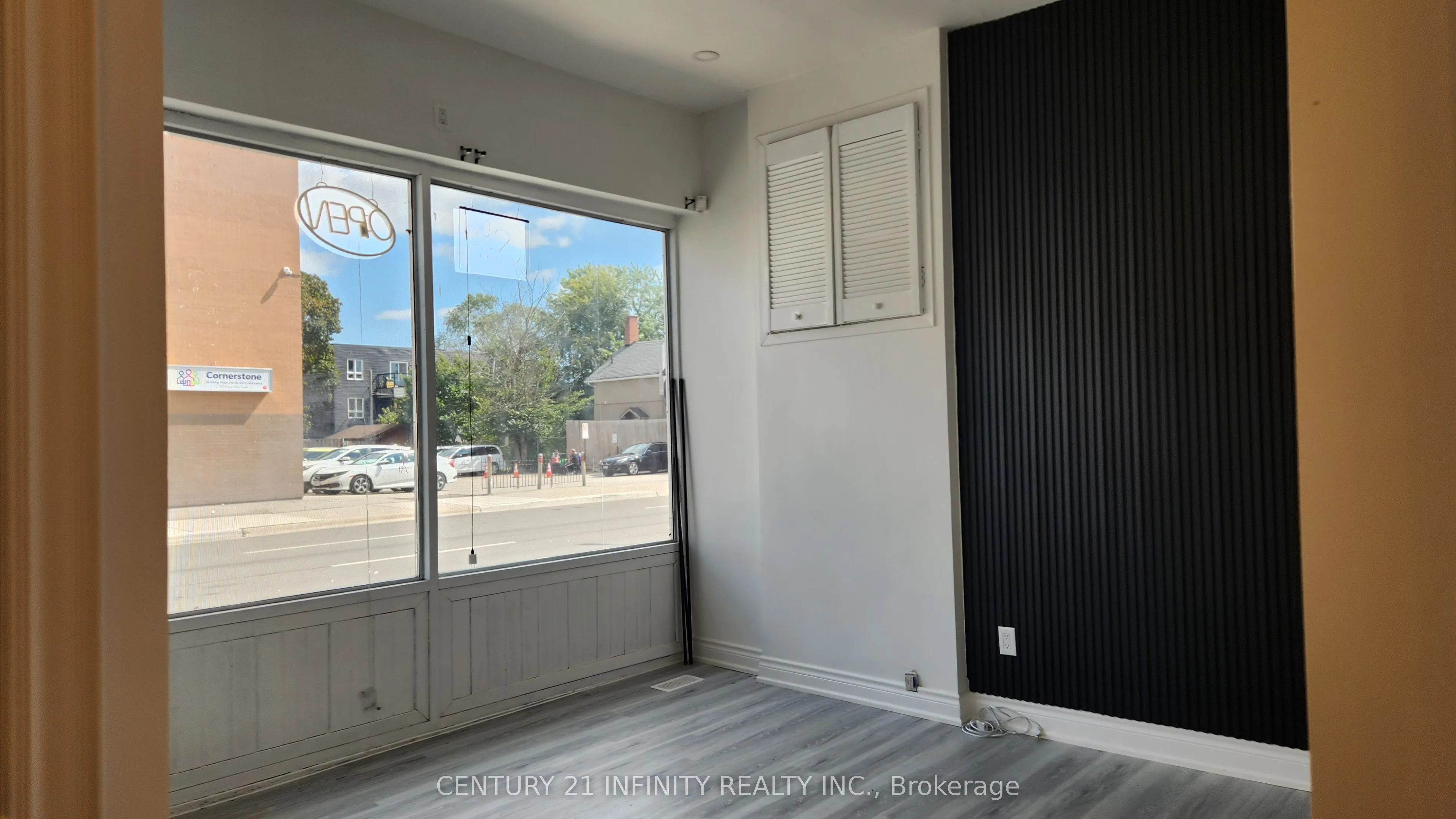 136 Simcoe Street S
