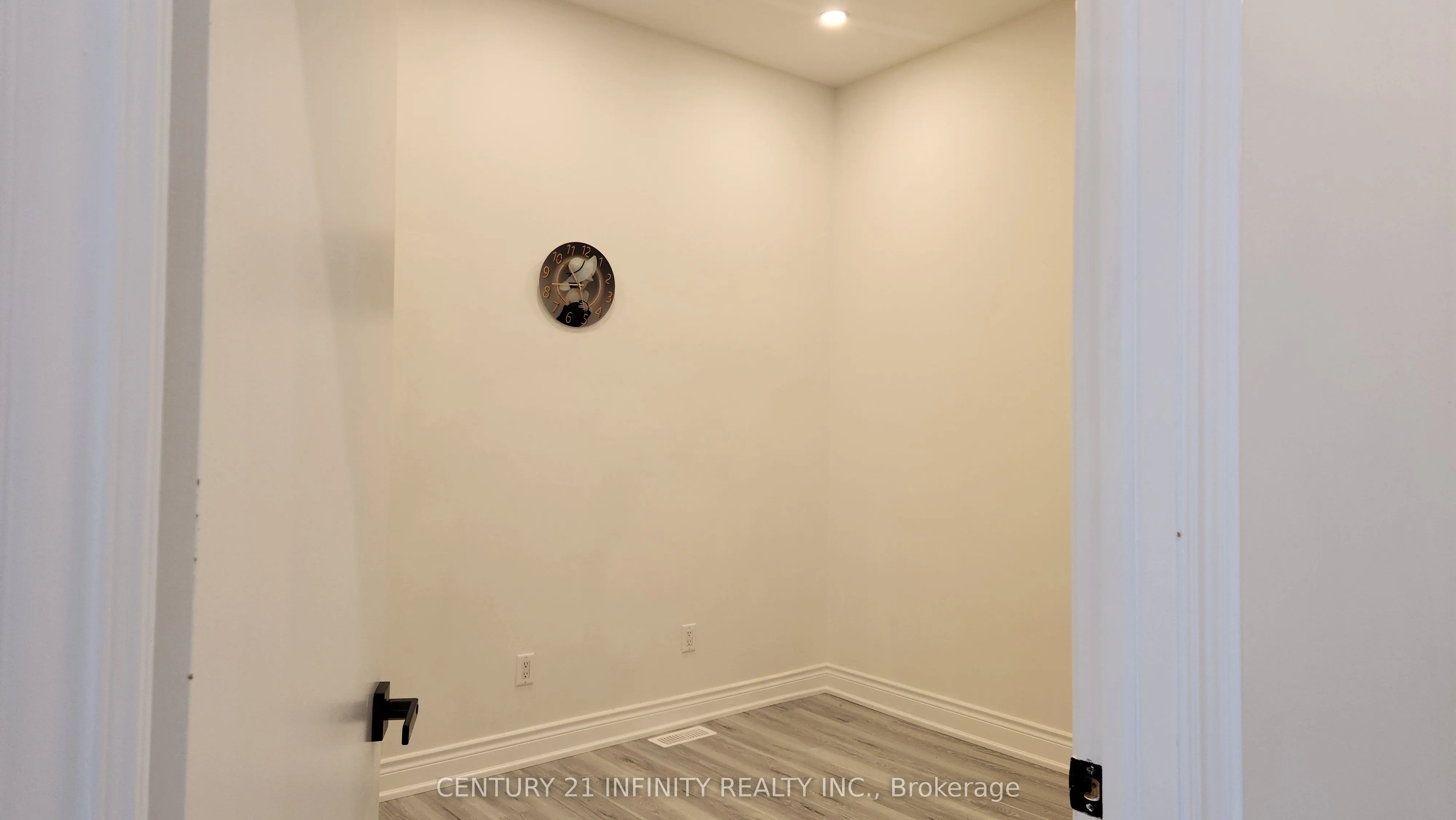 136 Simcoe Street S