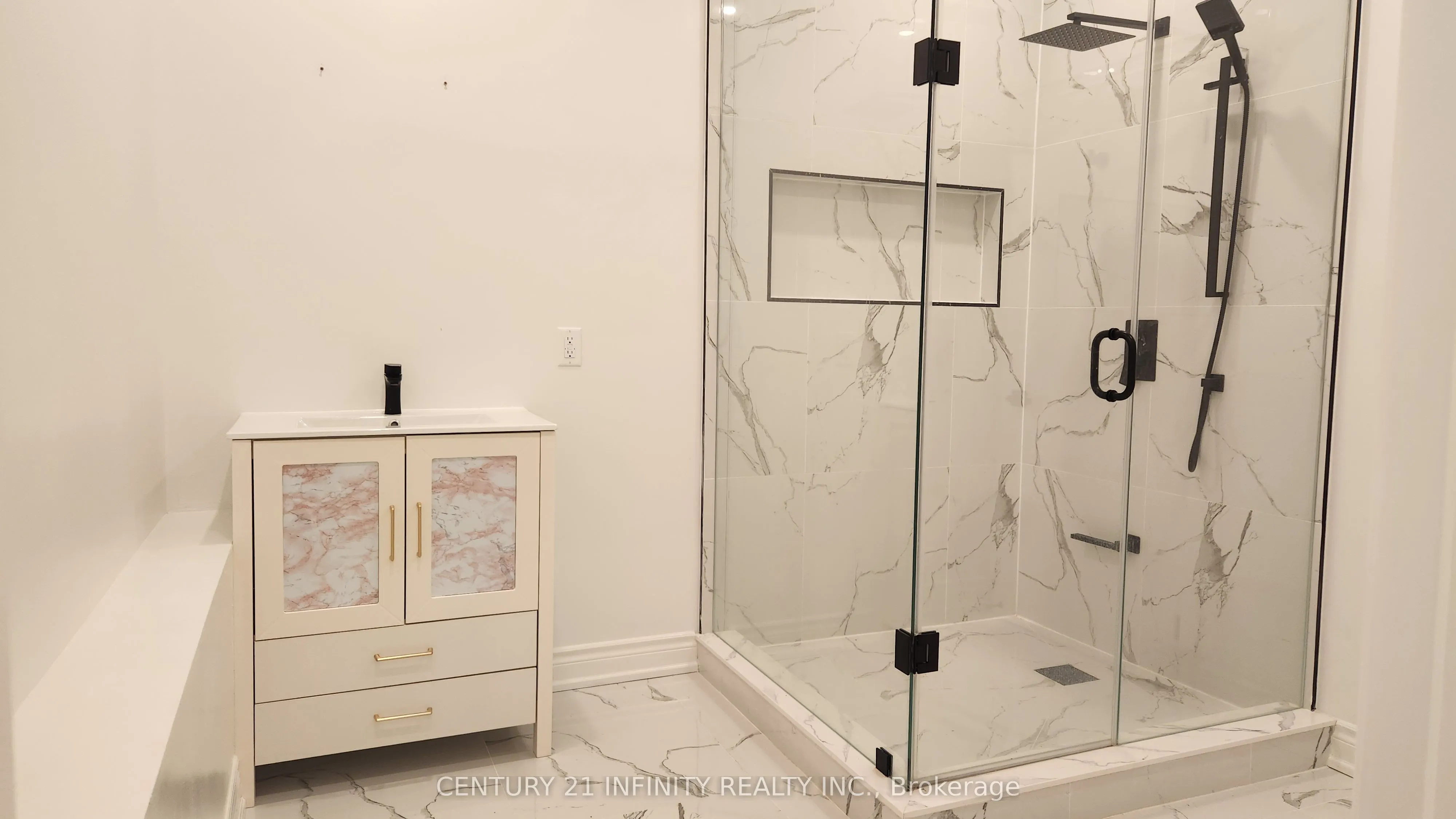 136 Simcoe Street S