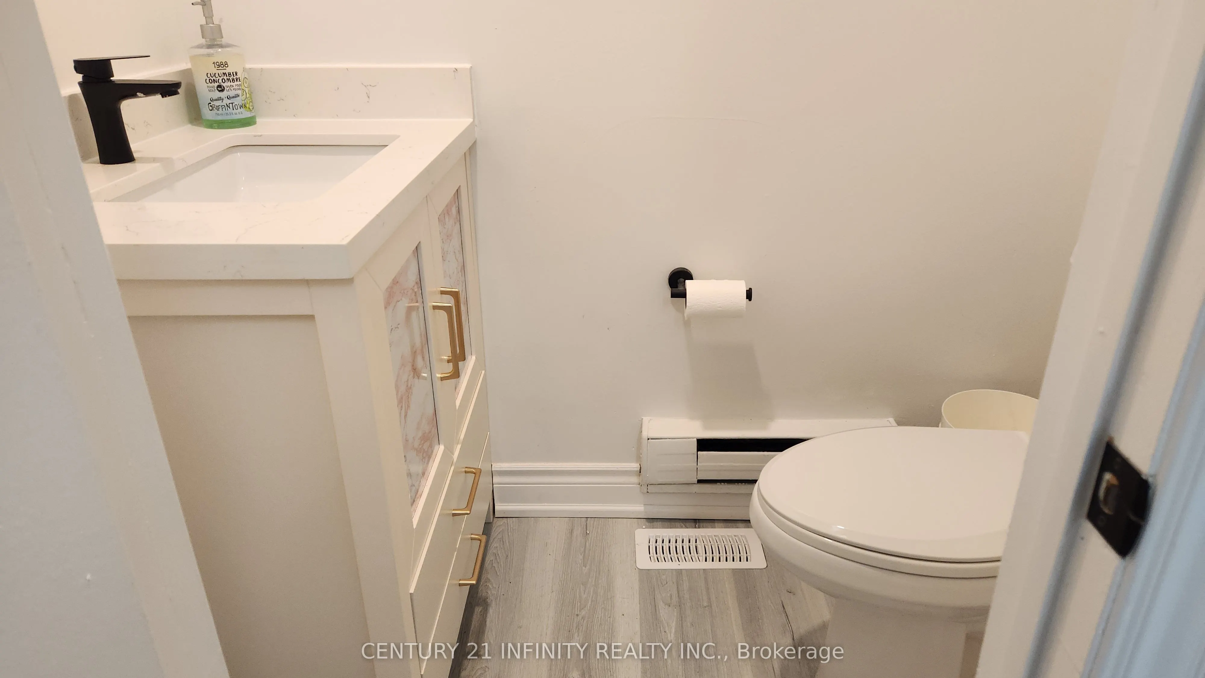 136 Simcoe Street S
