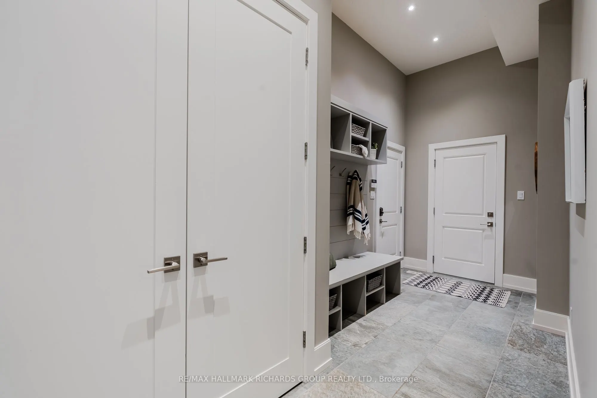 6 Leonard Circle