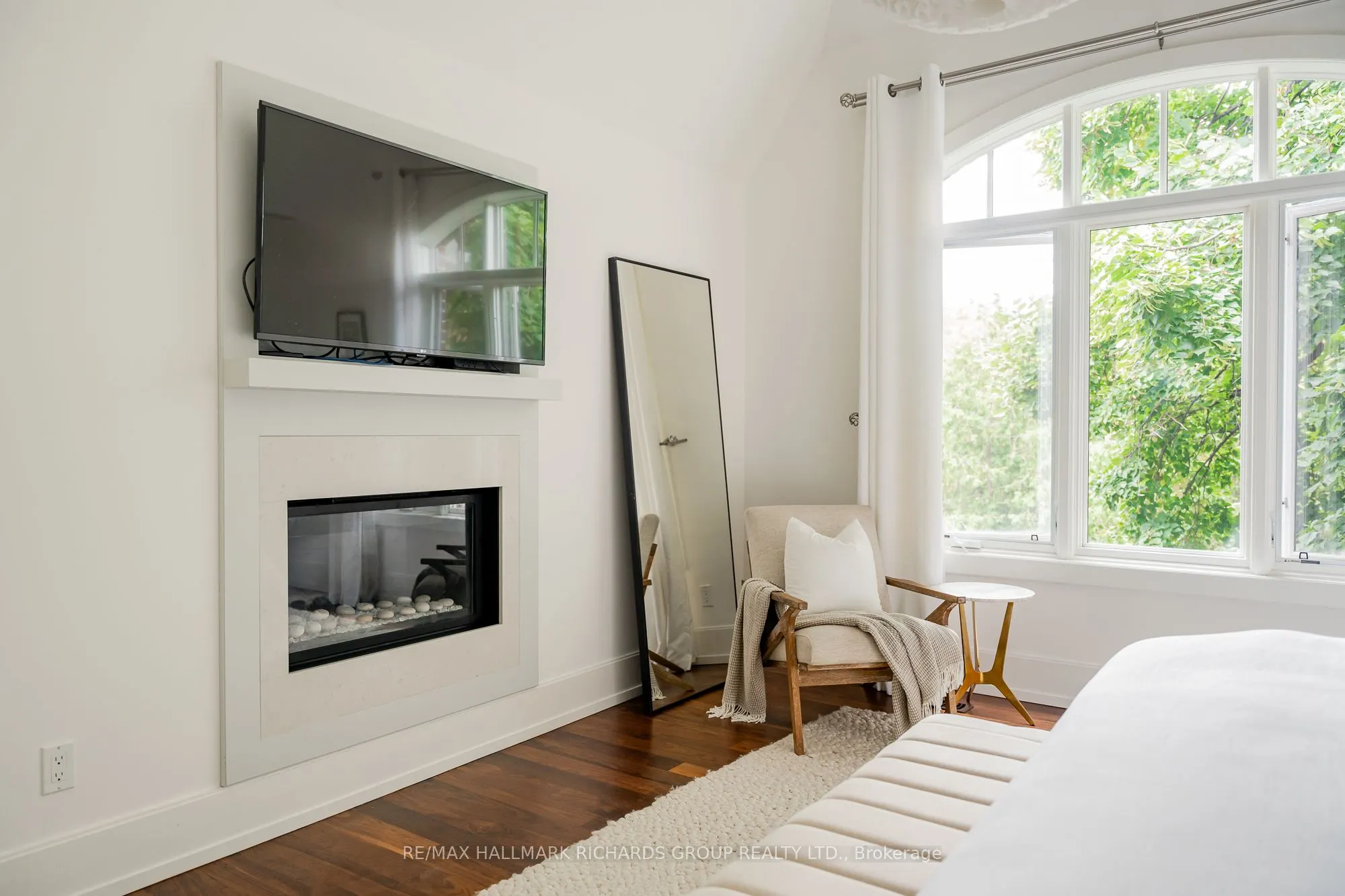6 Leonard Circle