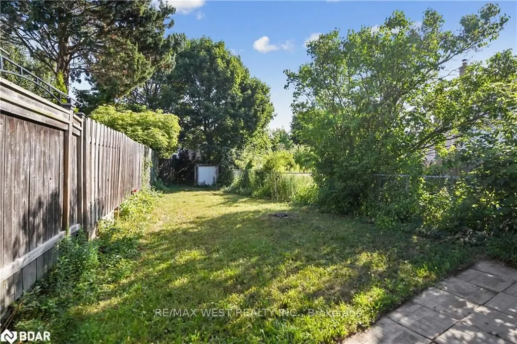 1182 Canborough Crescent