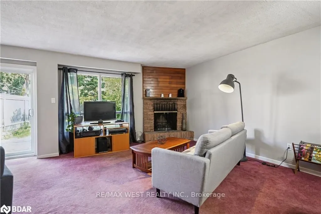 1182 Canborough Crescent