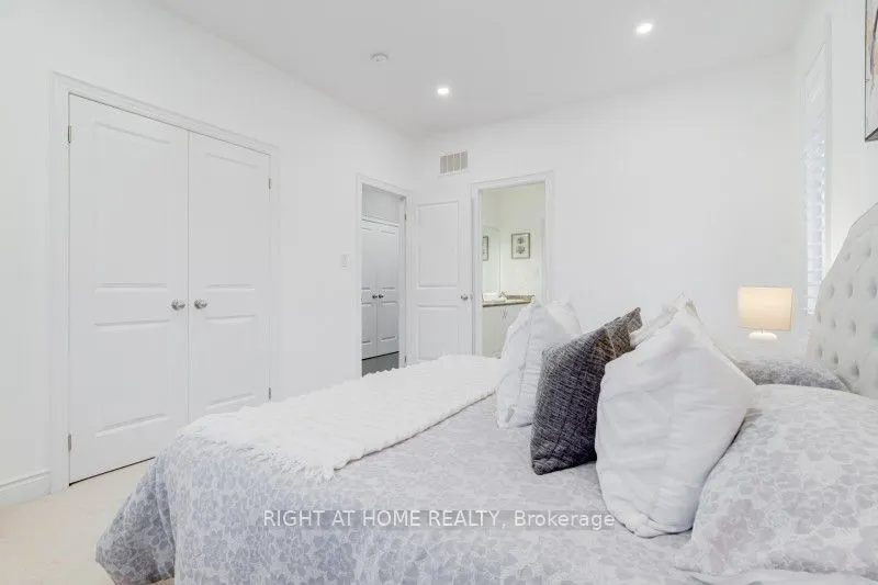 12 Labriola Court