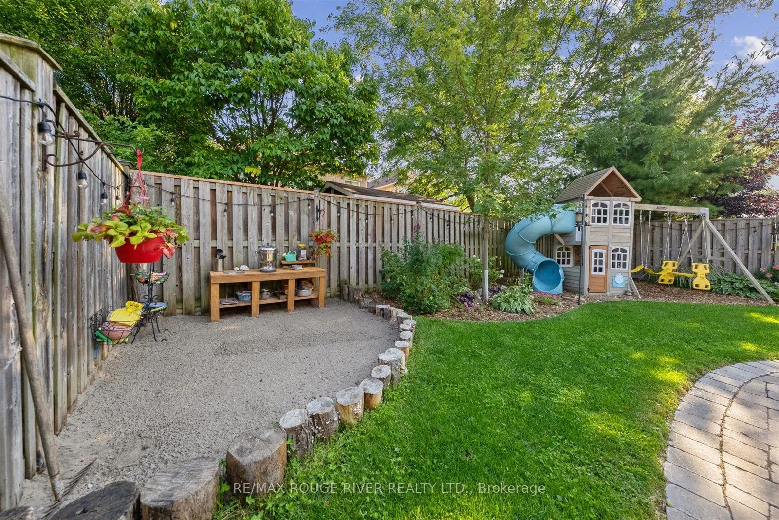 11 Helston Crescent S
