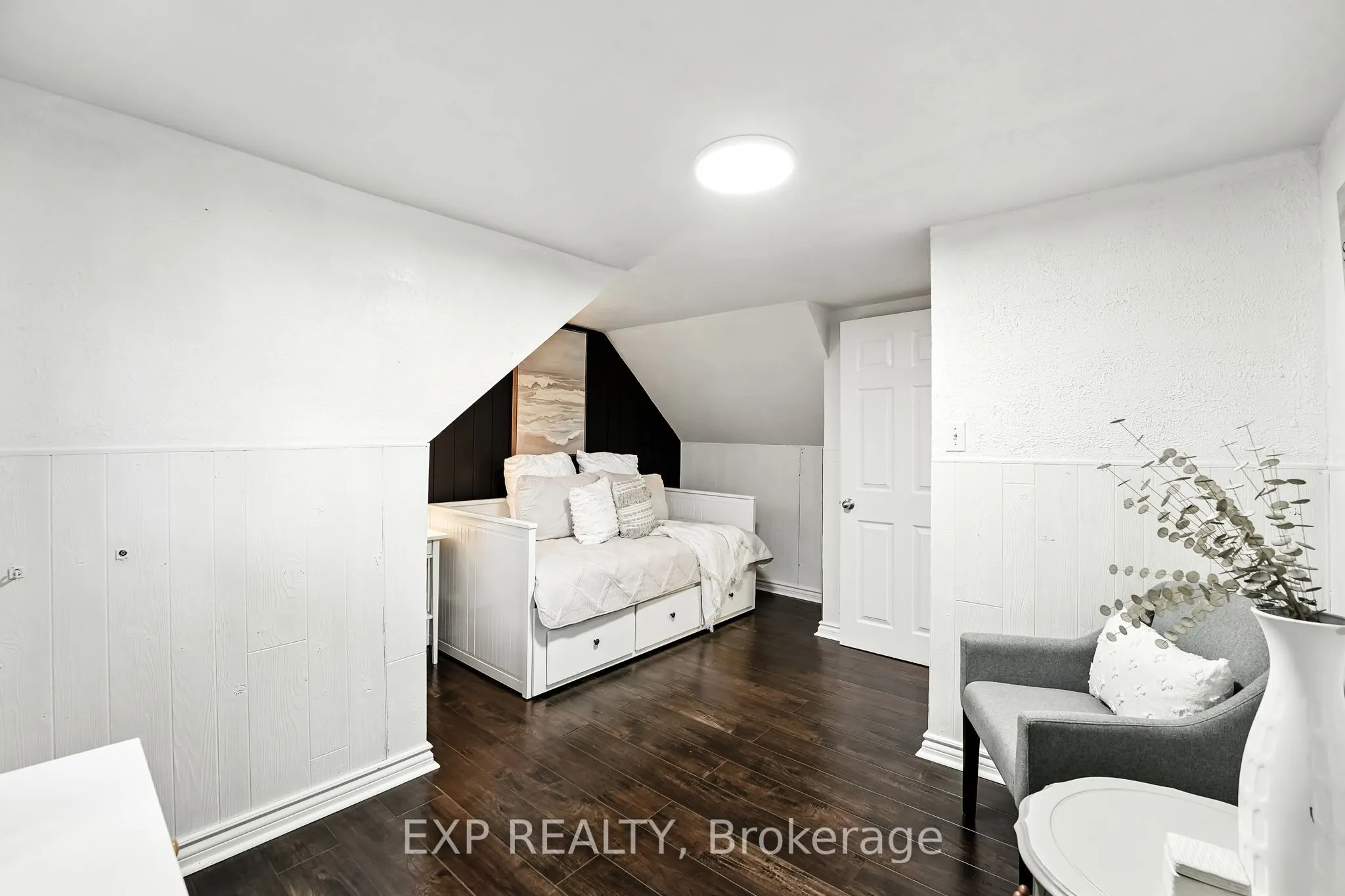1044 King Street E