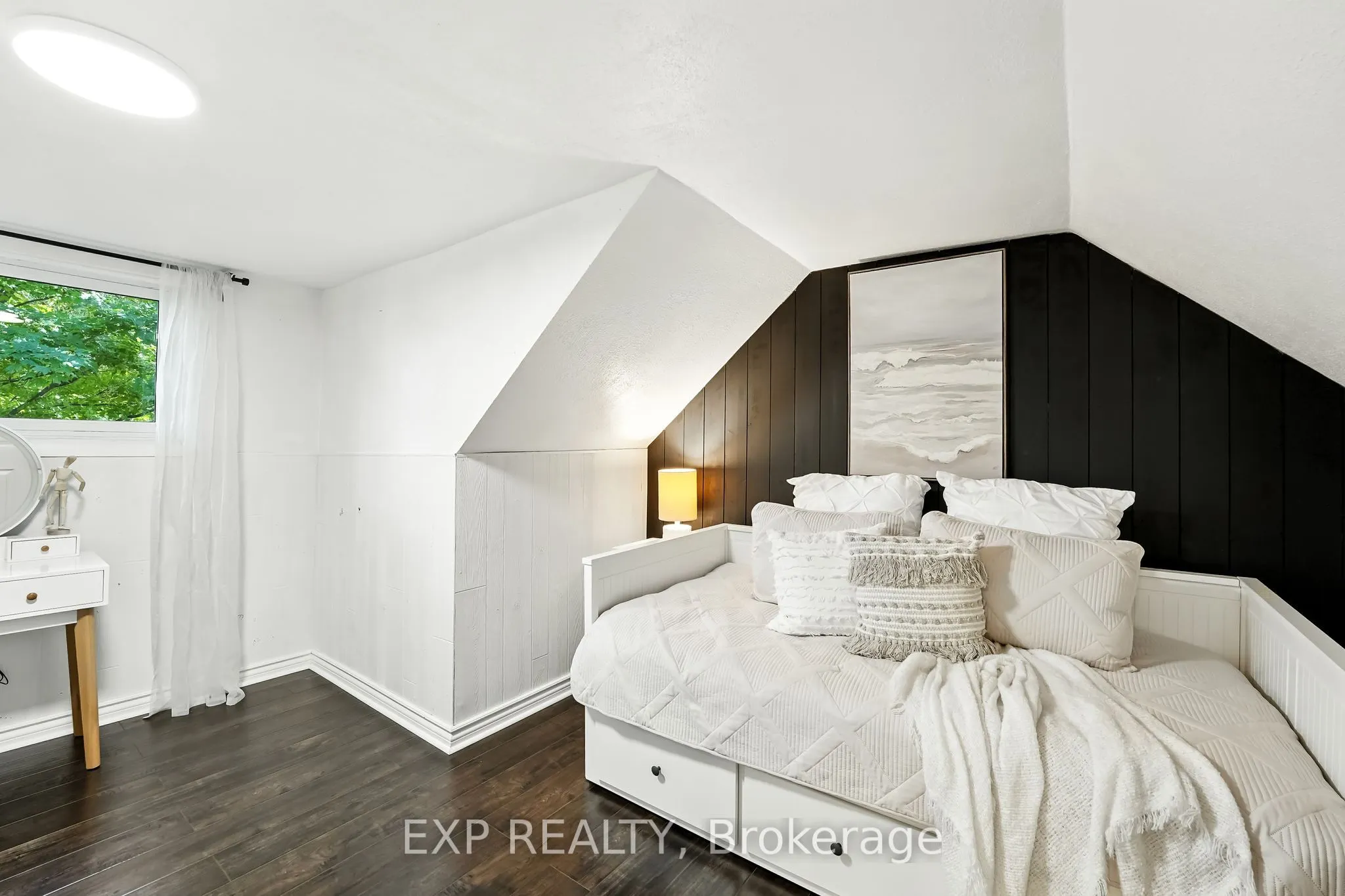 1044 King Street E
