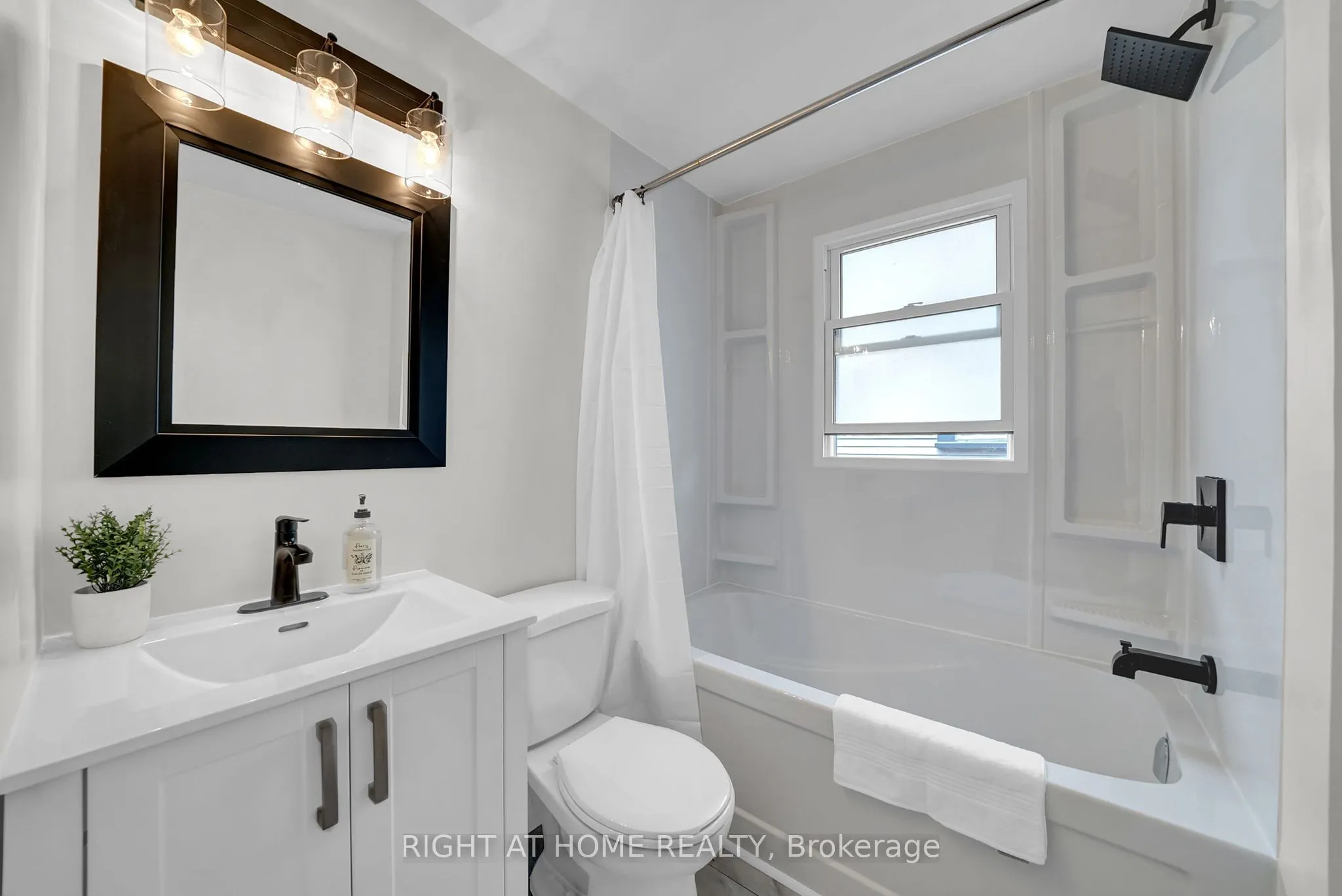 84 Oshawa Boulevard N