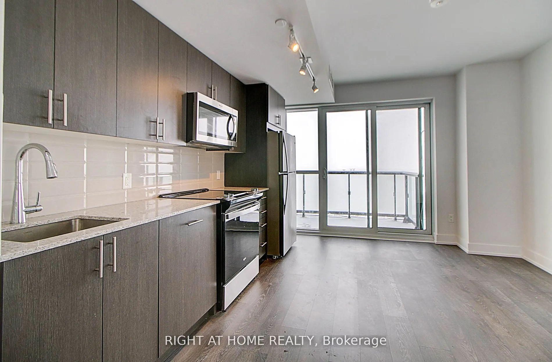 2550 Simcoe Street N, #7