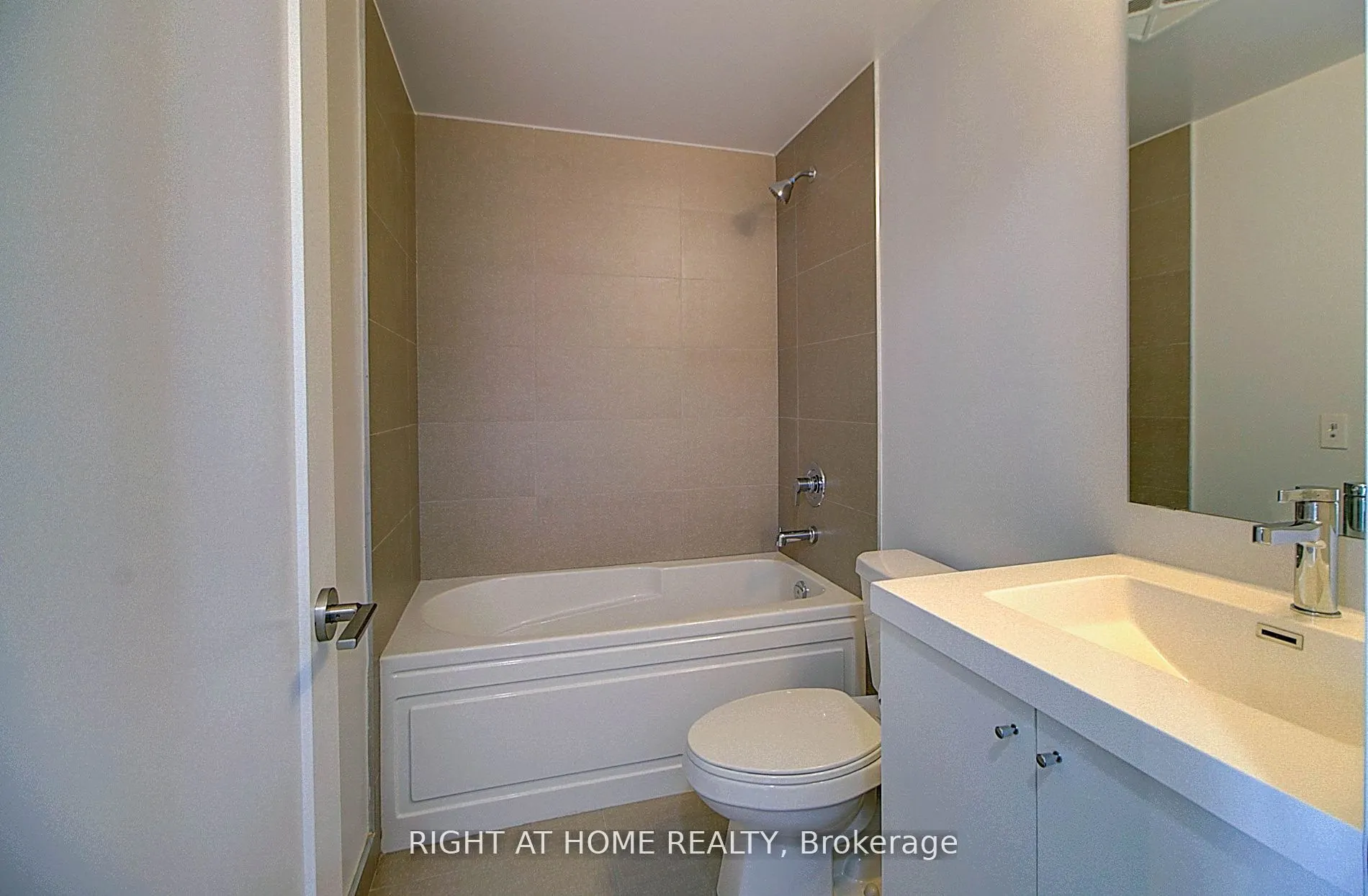 2550 Simcoe Street N, #7