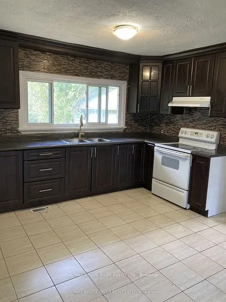 152 Thickson Road N