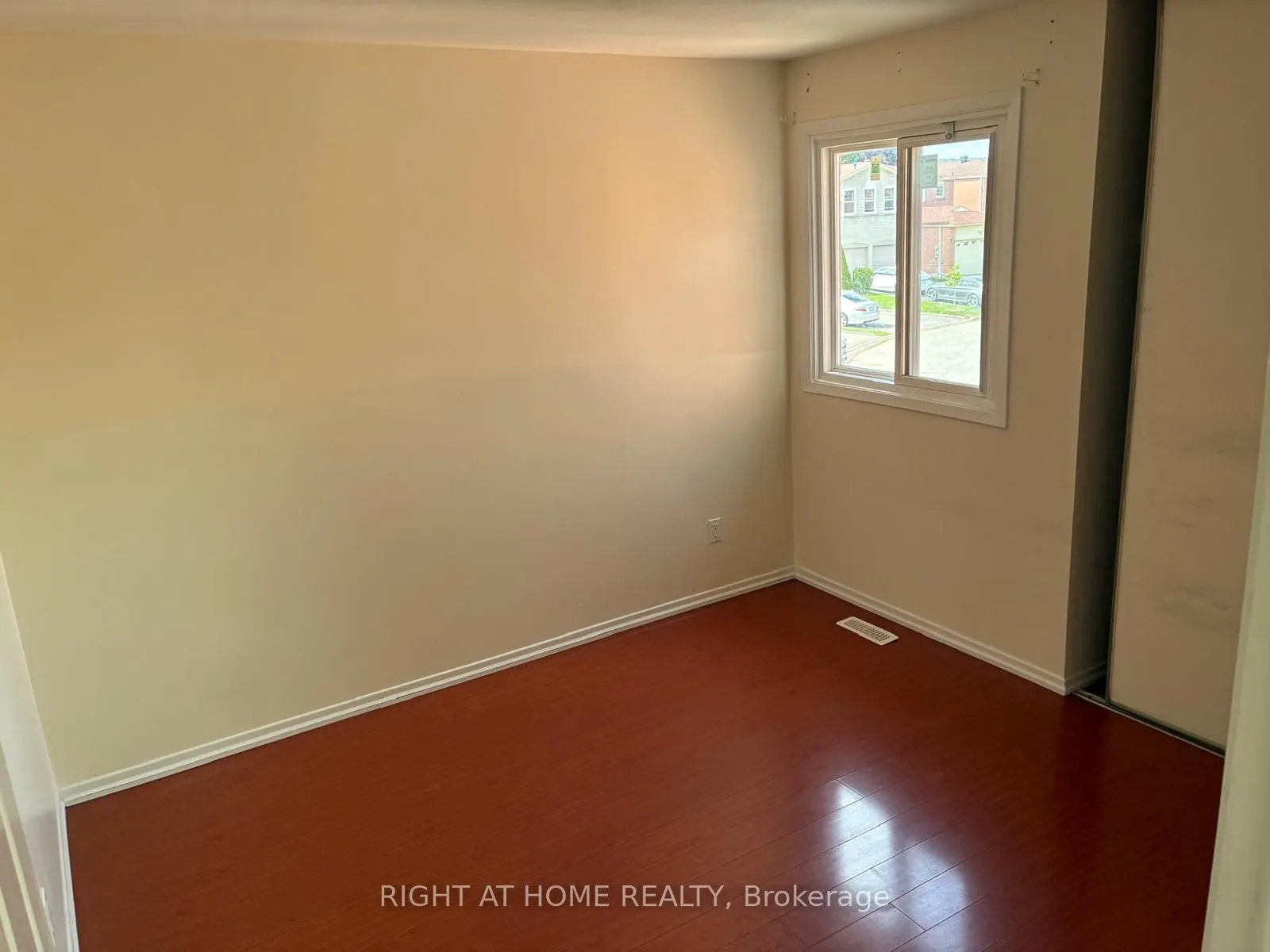 29 Roxanne Crescent, #Main&2nd Floor