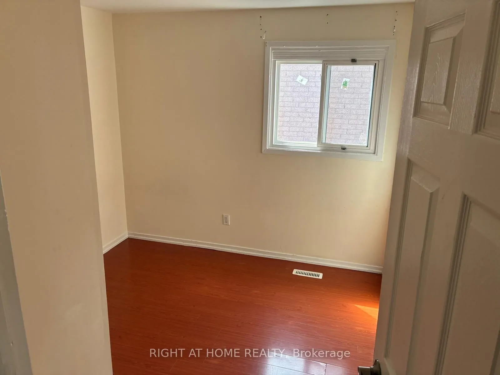 29 Roxanne Crescent, #Main&2nd Floor