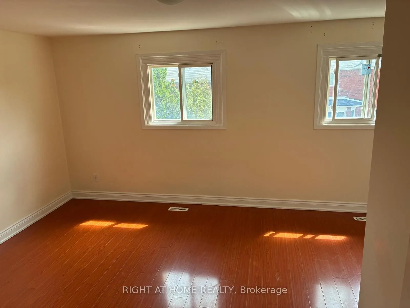 29 Roxanne Crescent, #Main&2nd Floor