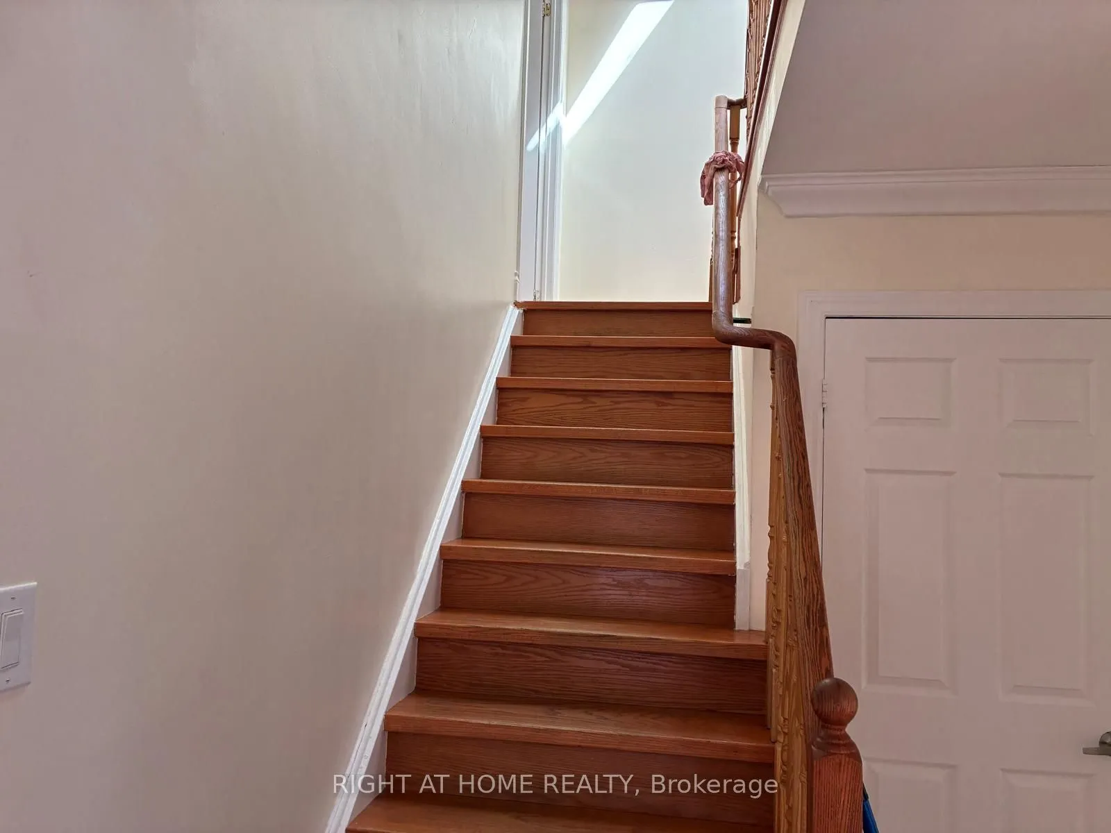 29 Roxanne Crescent, #Main&2nd Floor