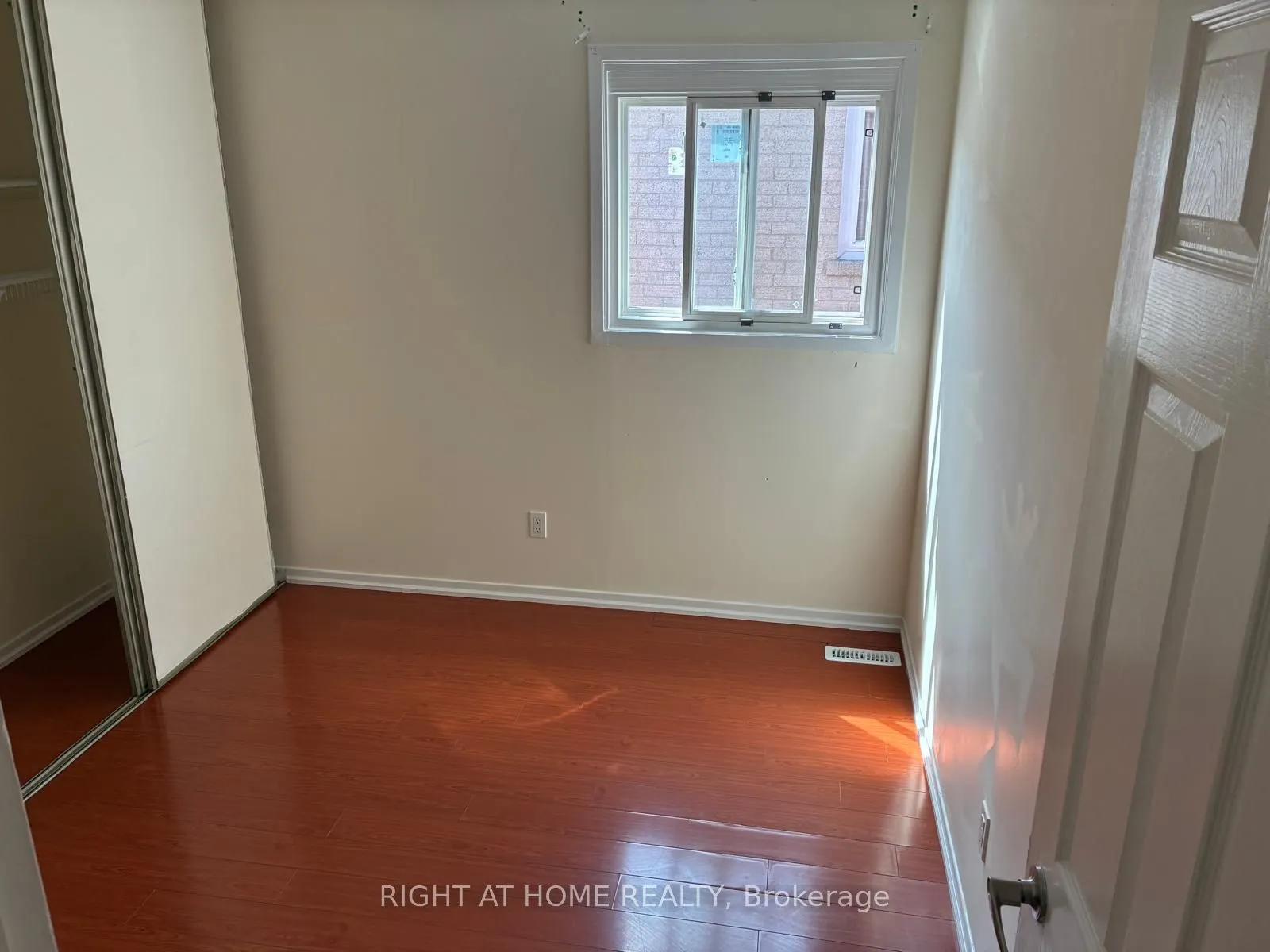 29 Roxanne Crescent, #Main&2nd Floor