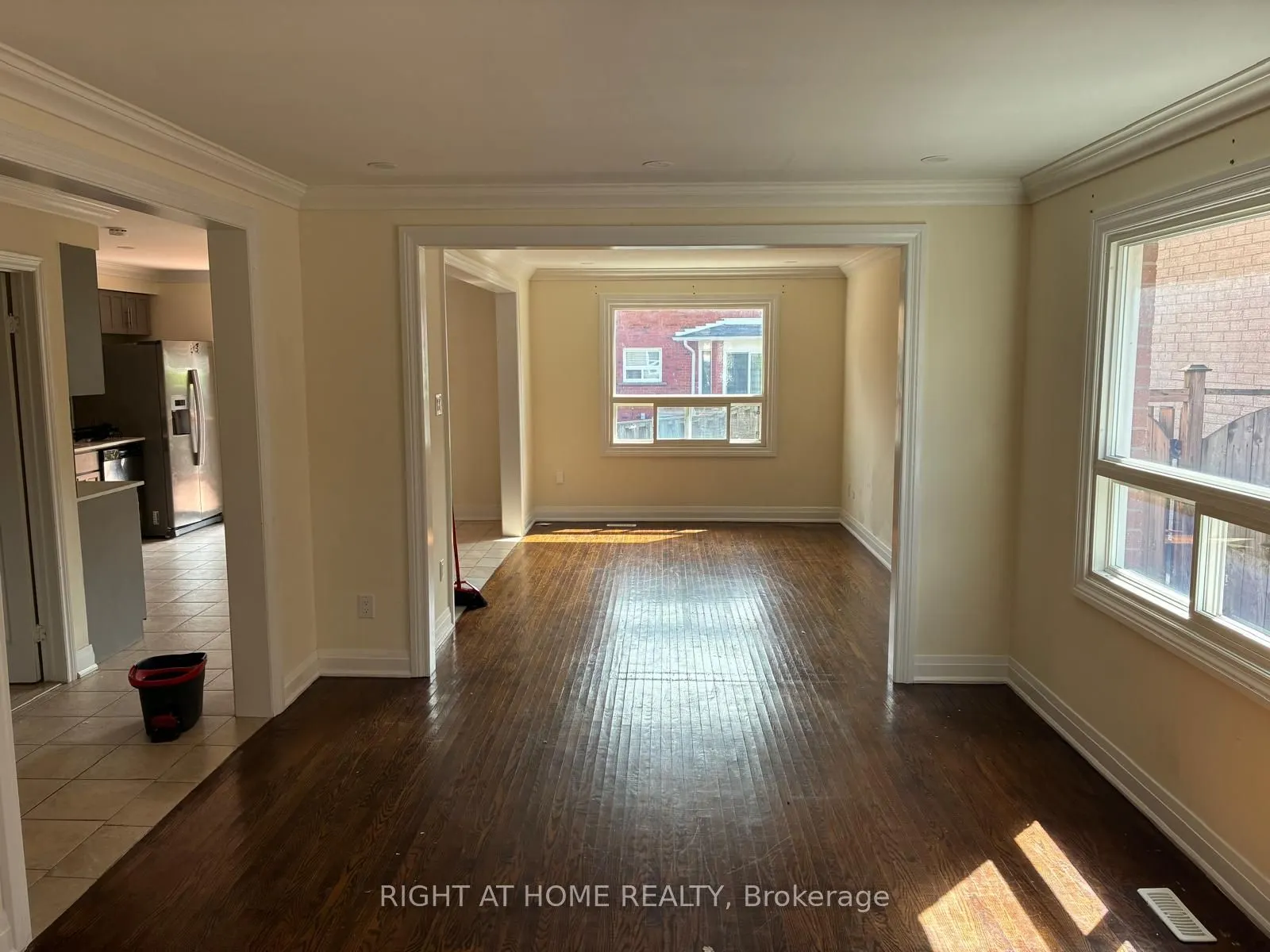 29 Roxanne Crescent, #Main&2nd Floor