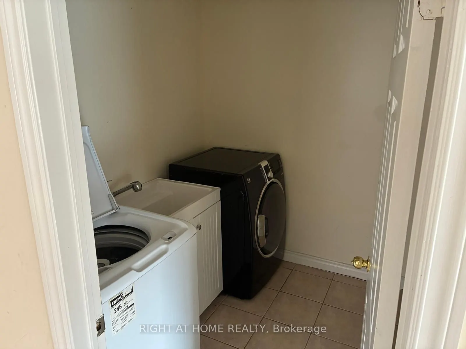 29 Roxanne Crescent, #Main&2nd Floor