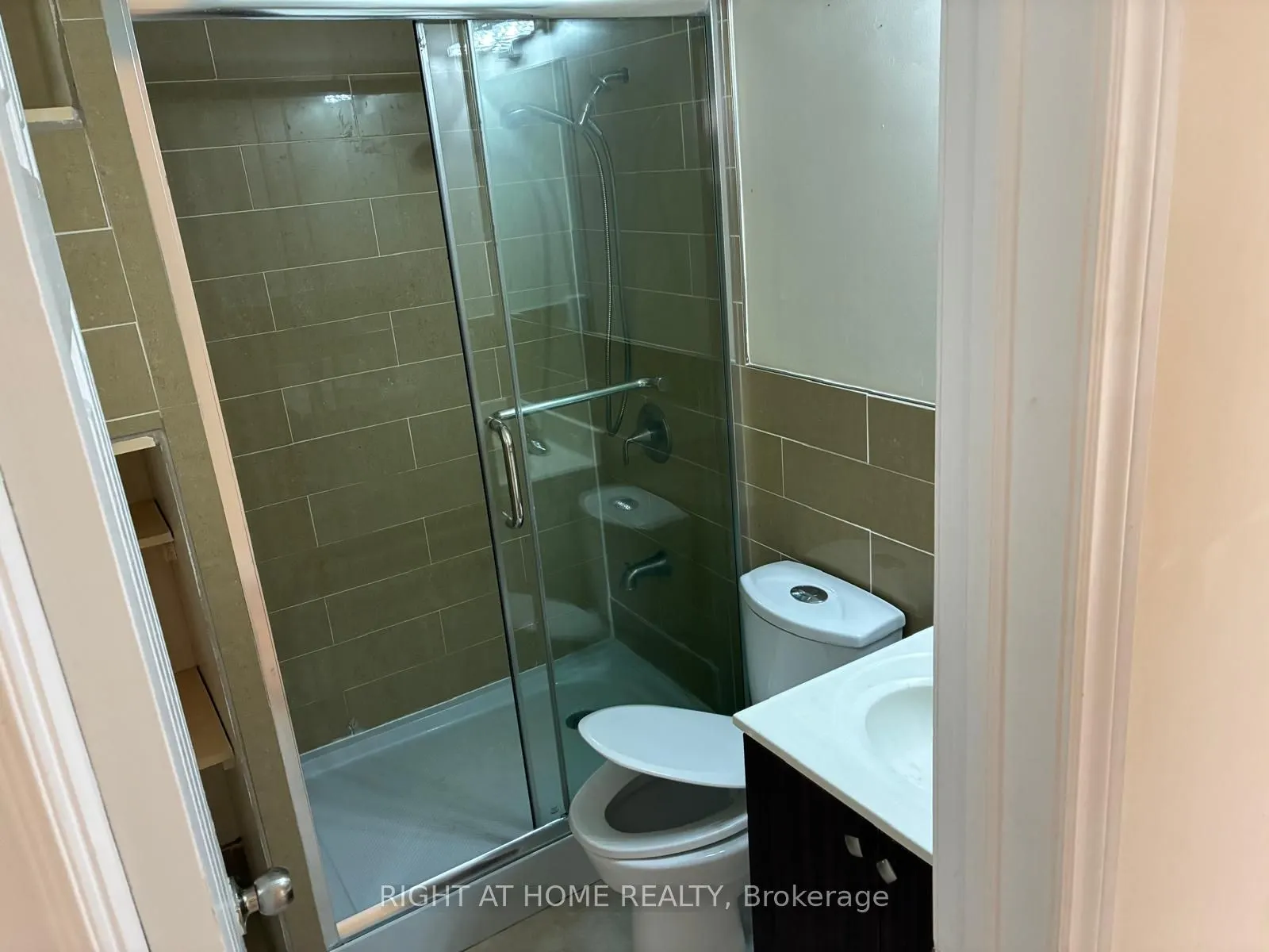 29 Roxanne Crescent, #Main&2nd Floor