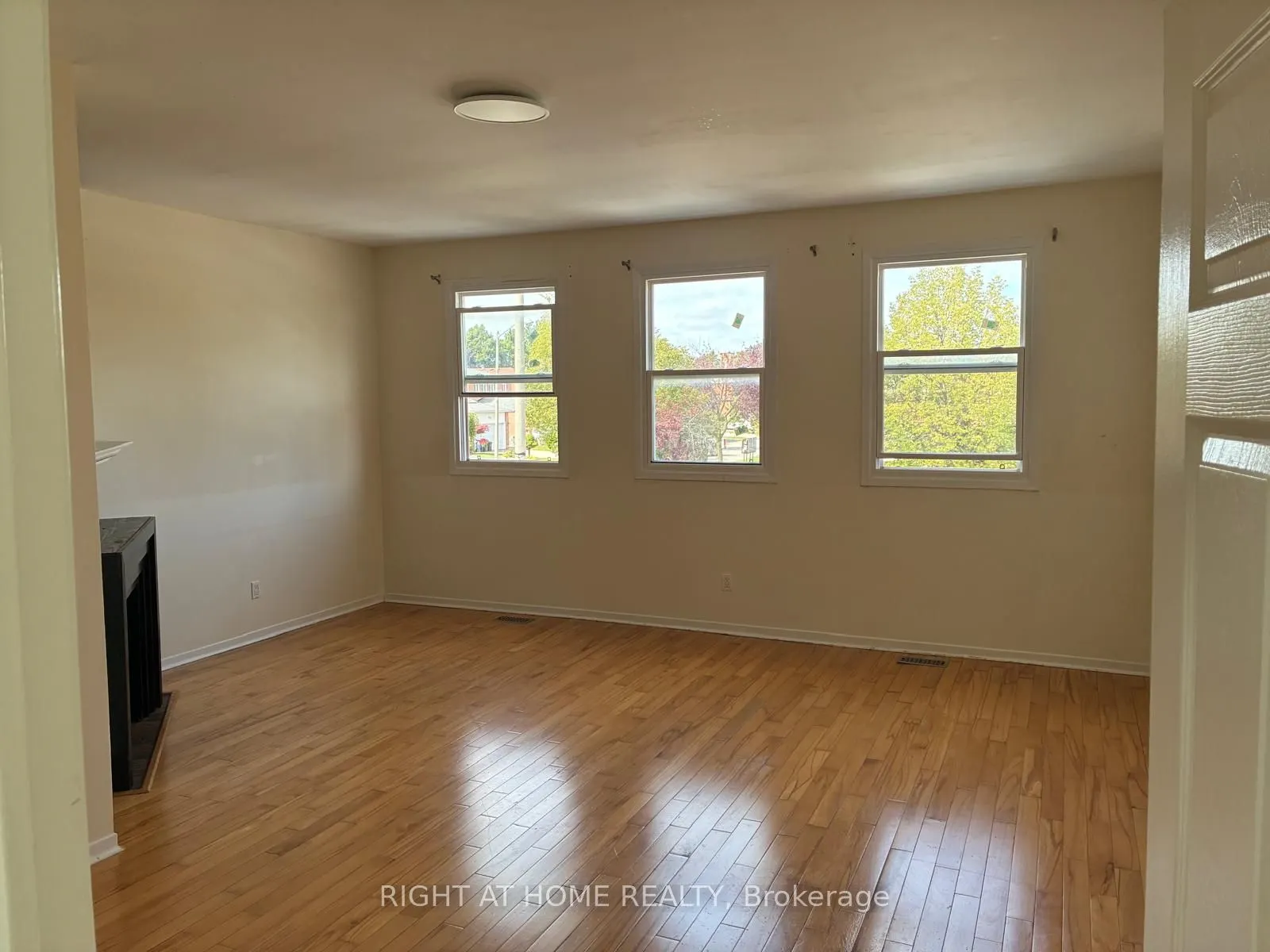 29 Roxanne Crescent, #Main&2nd Floor