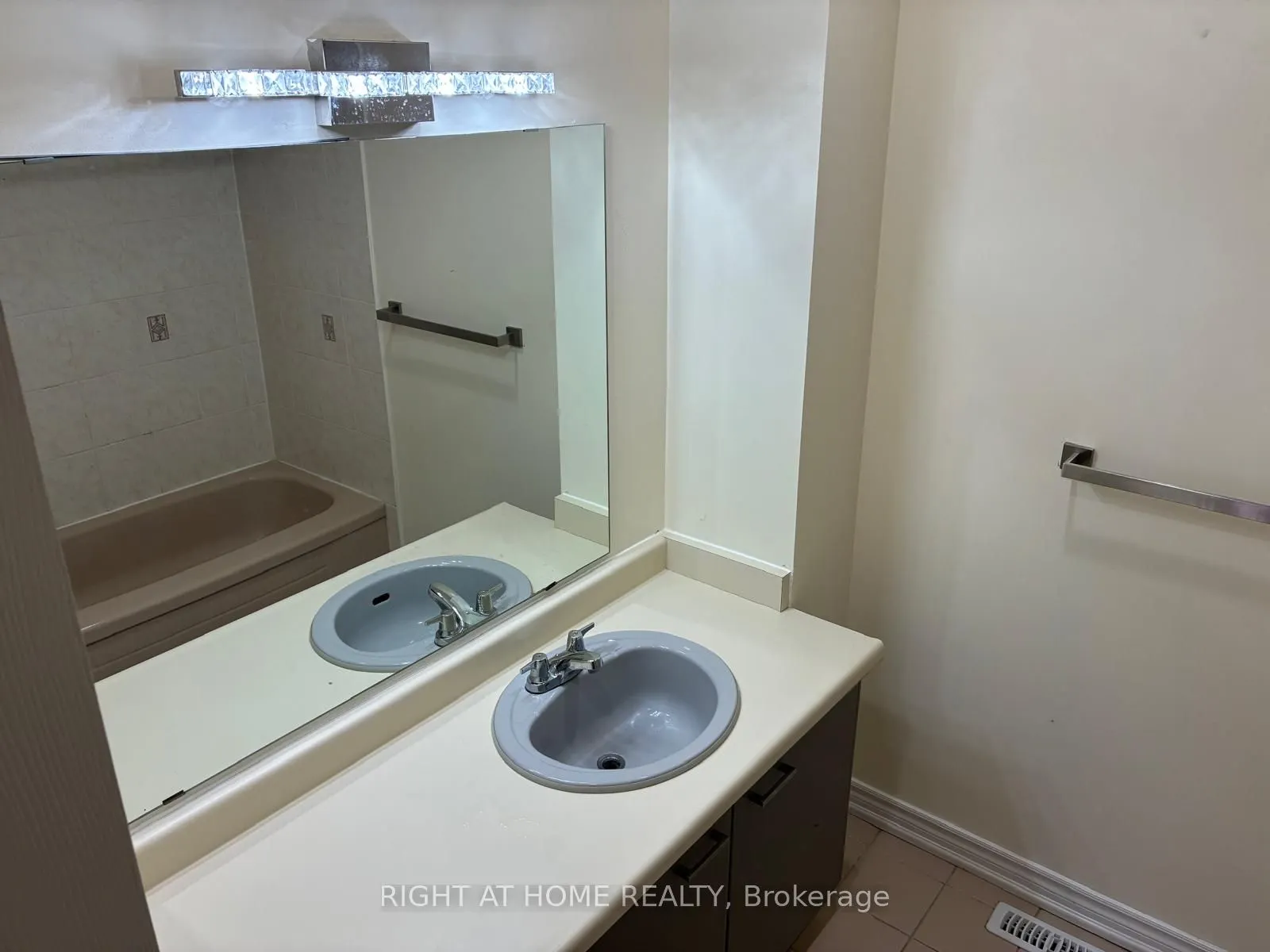 29 Roxanne Crescent, #Main&2nd Floor