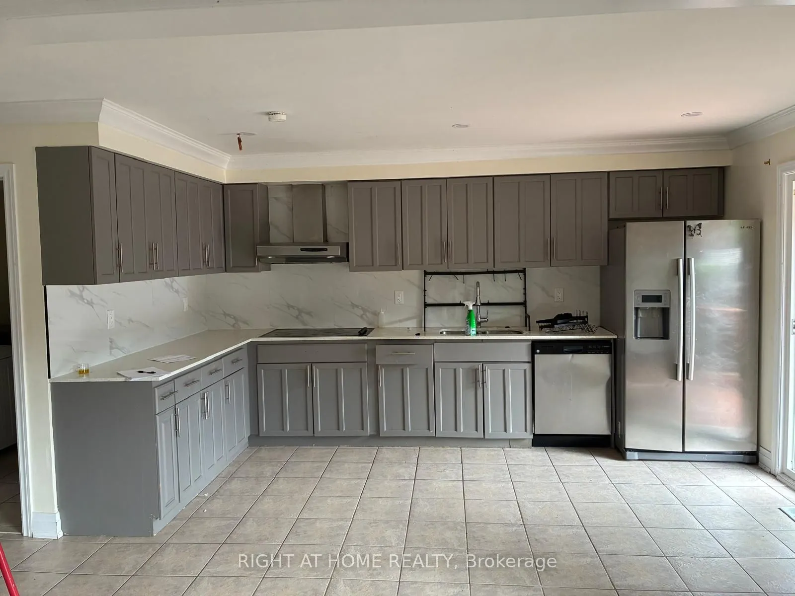 29 Roxanne Crescent, #Main&2nd Floor