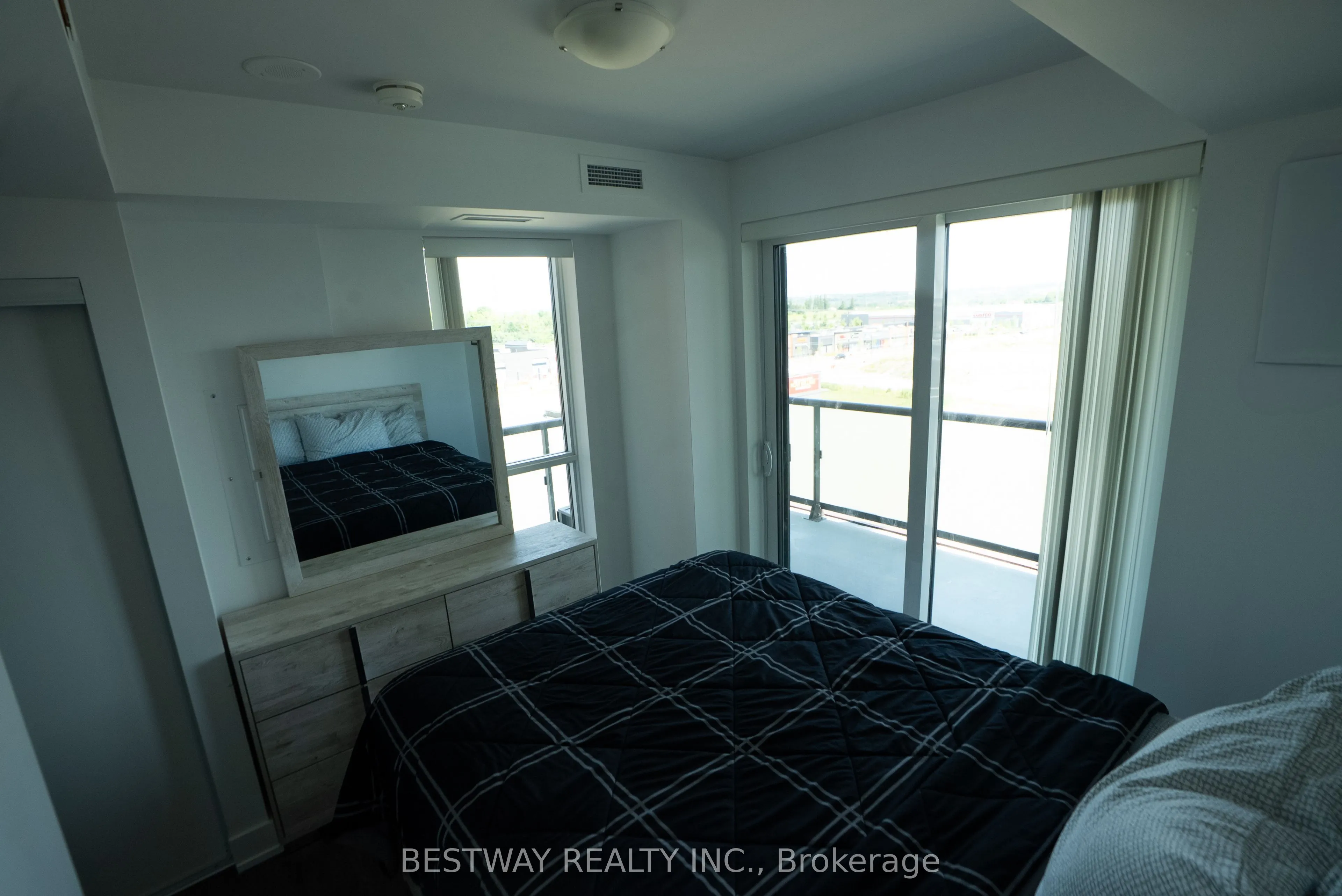 2550 Simcoe Street, #607