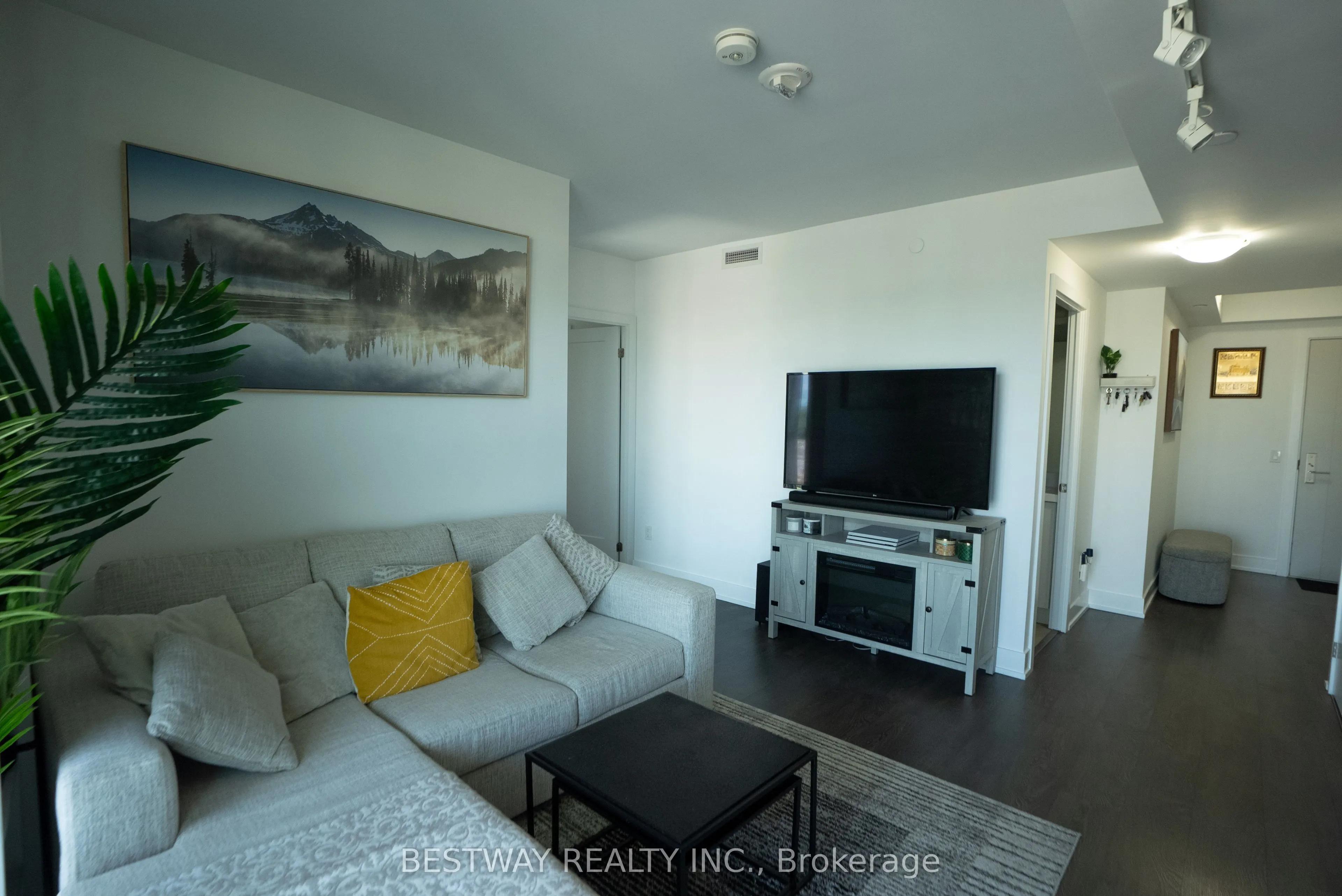 2550 Simcoe Street, #607