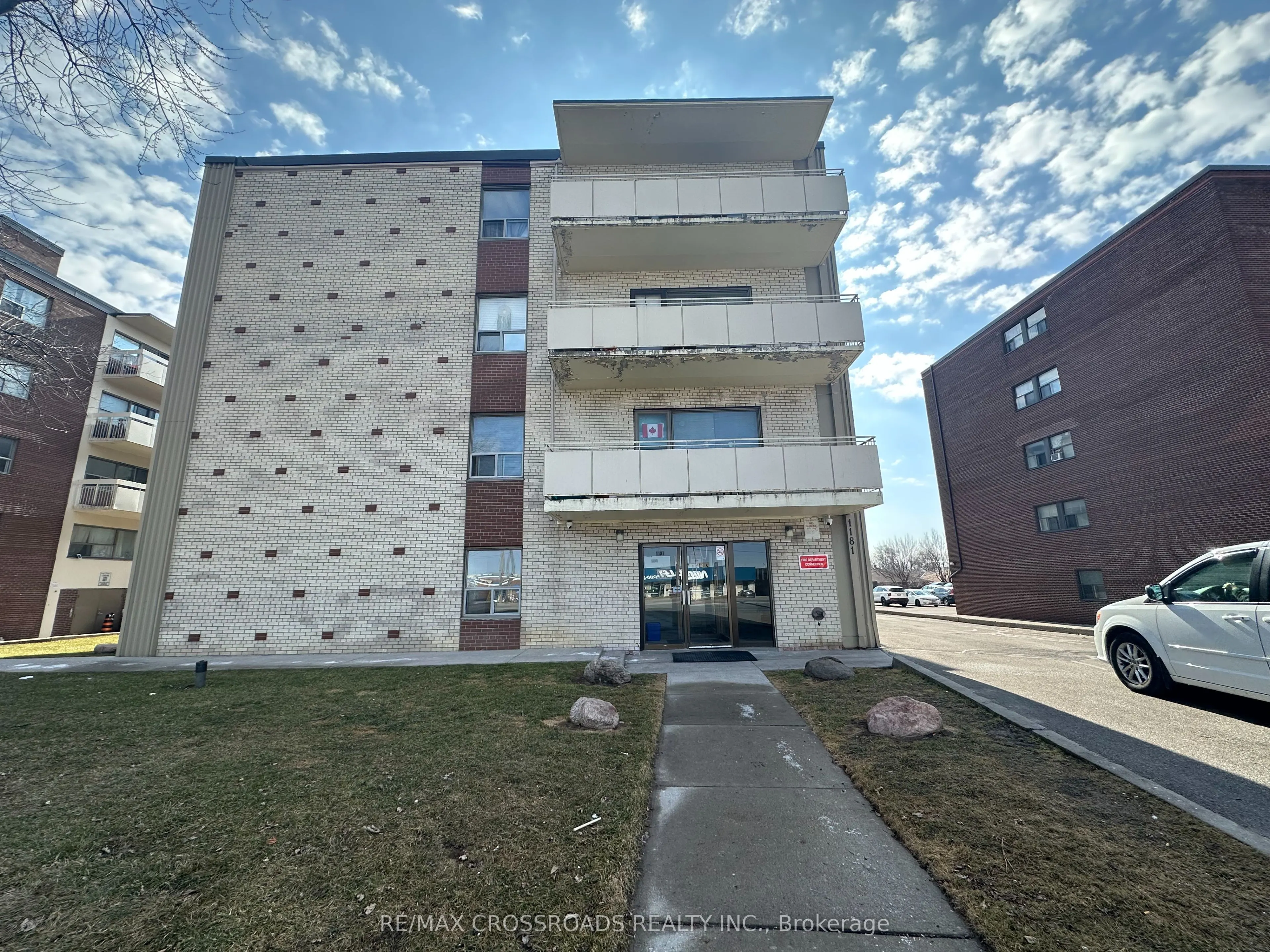 1181 Ellesmere Road, #100