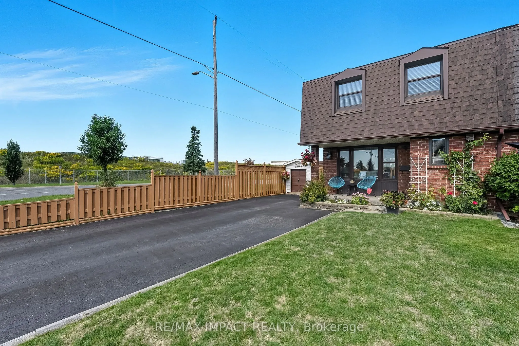1506 Fenelon Crescent