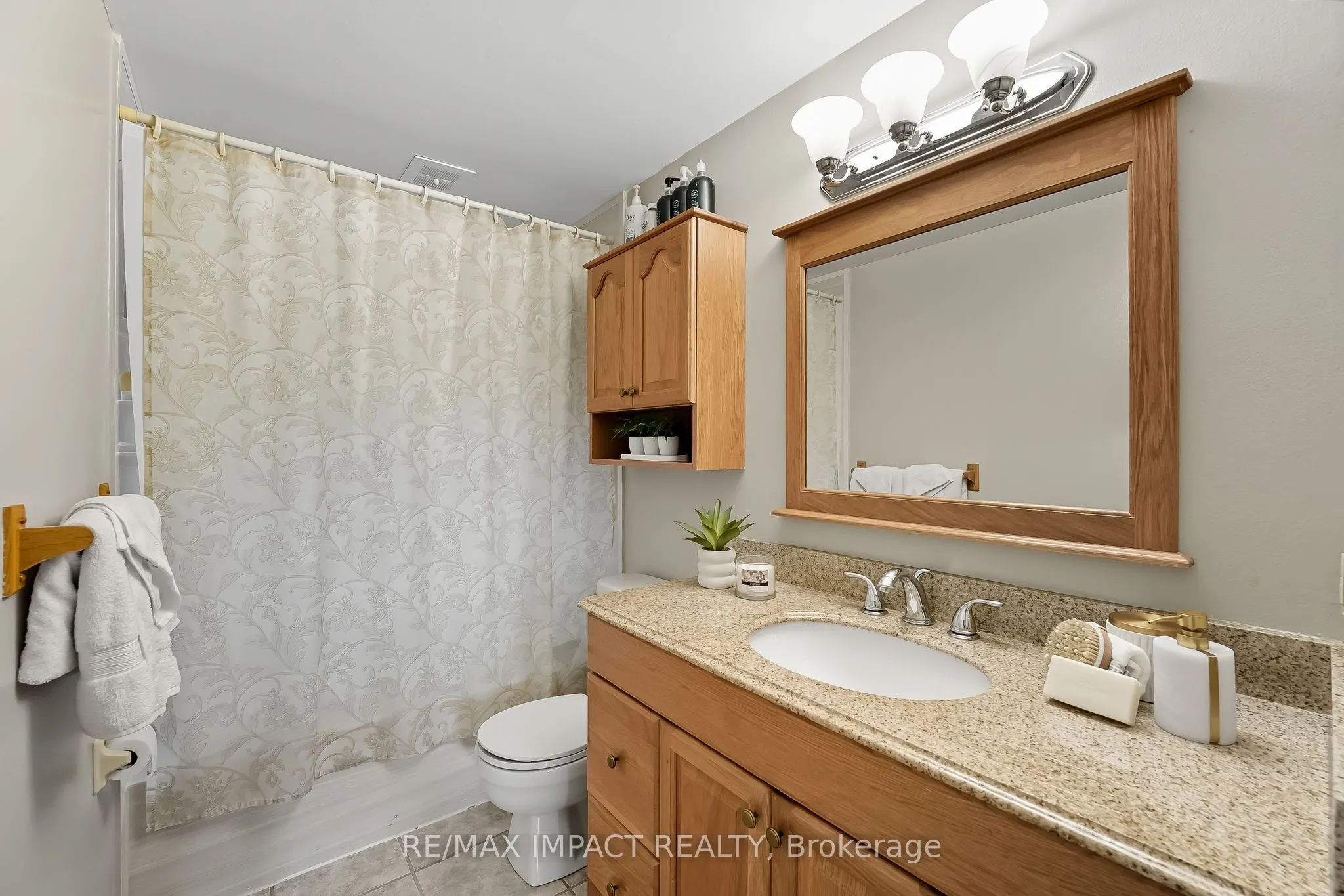 1506 Fenelon Crescent