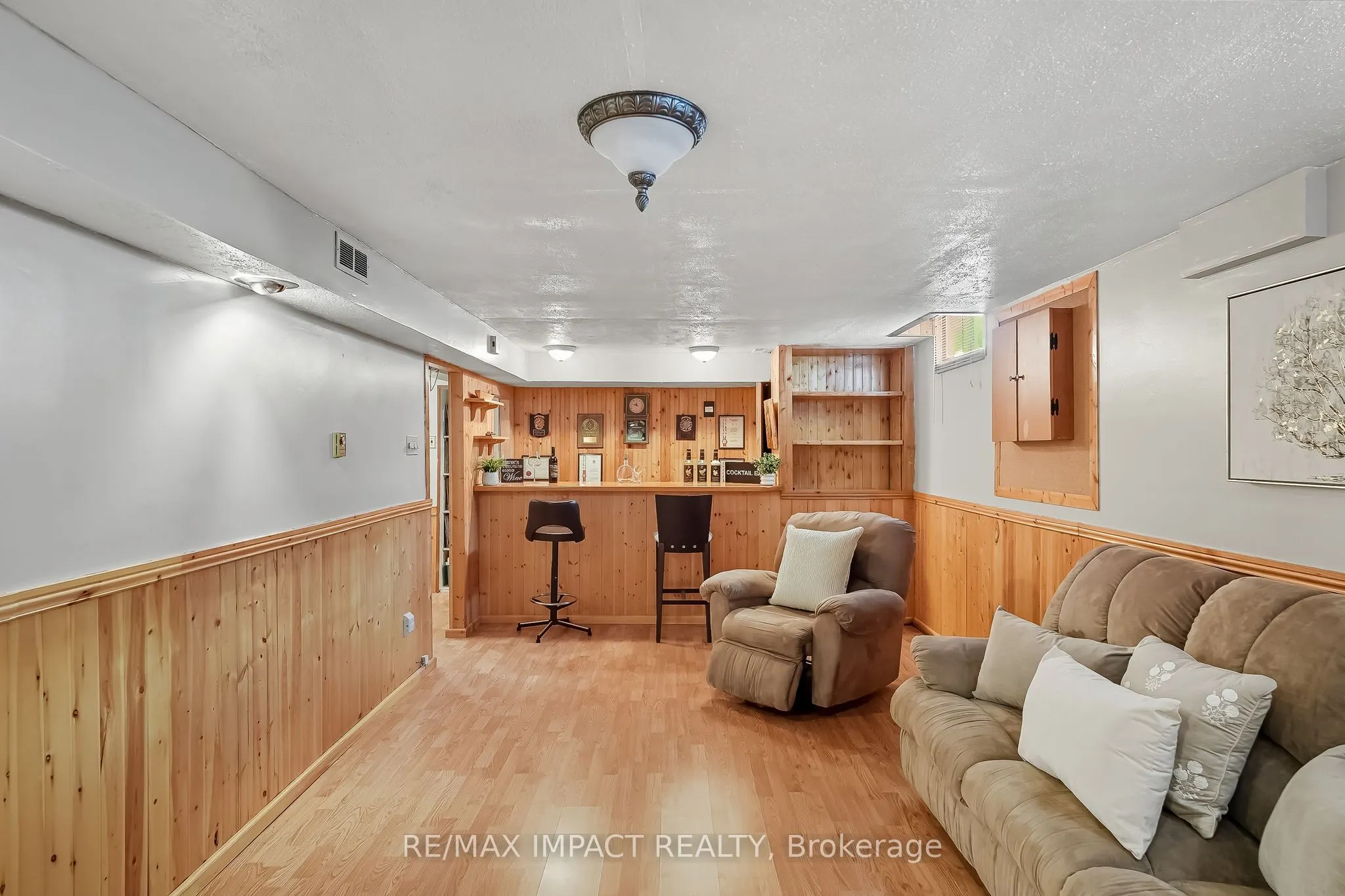 1506 Fenelon Crescent