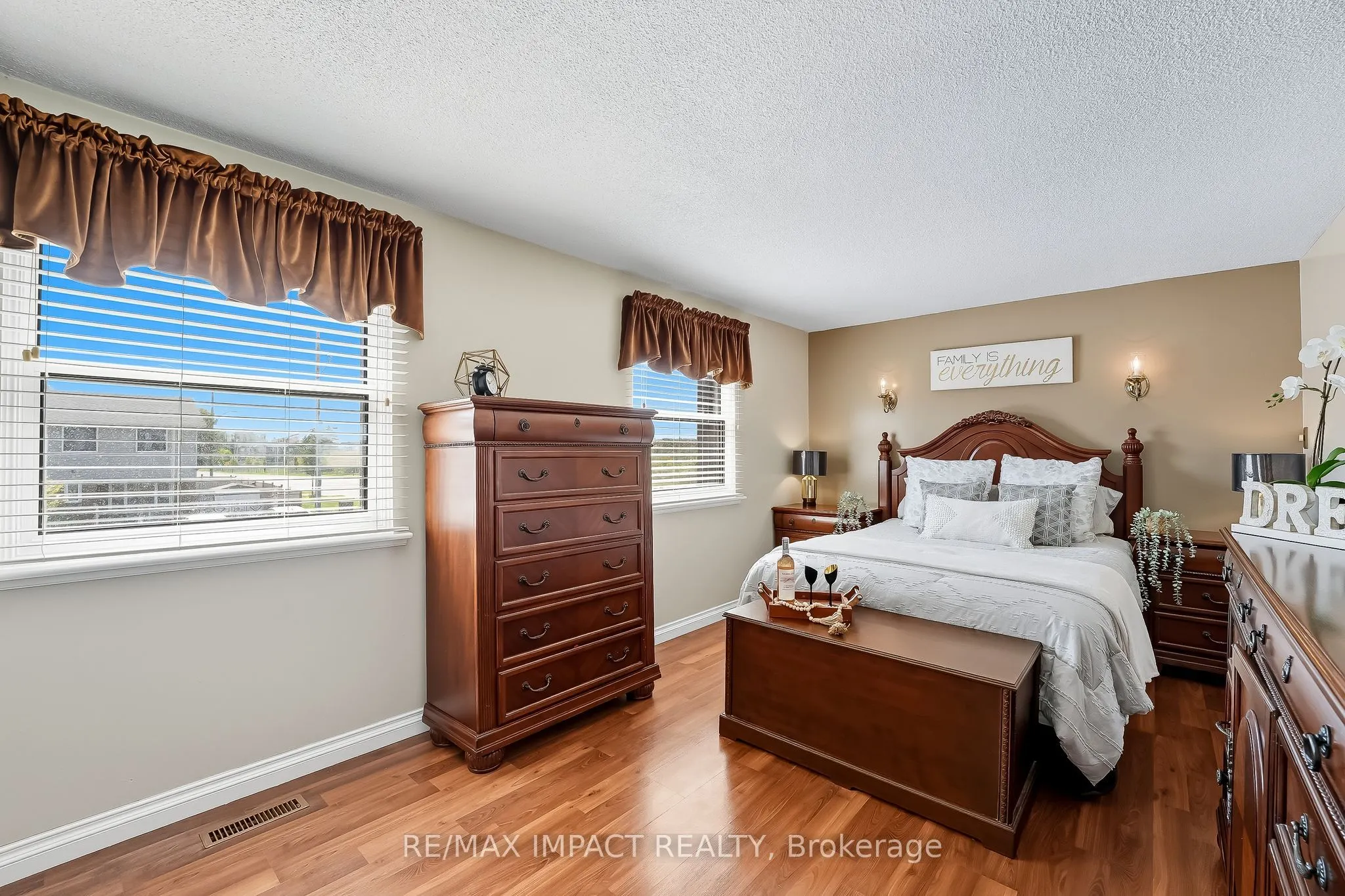 1506 Fenelon Crescent