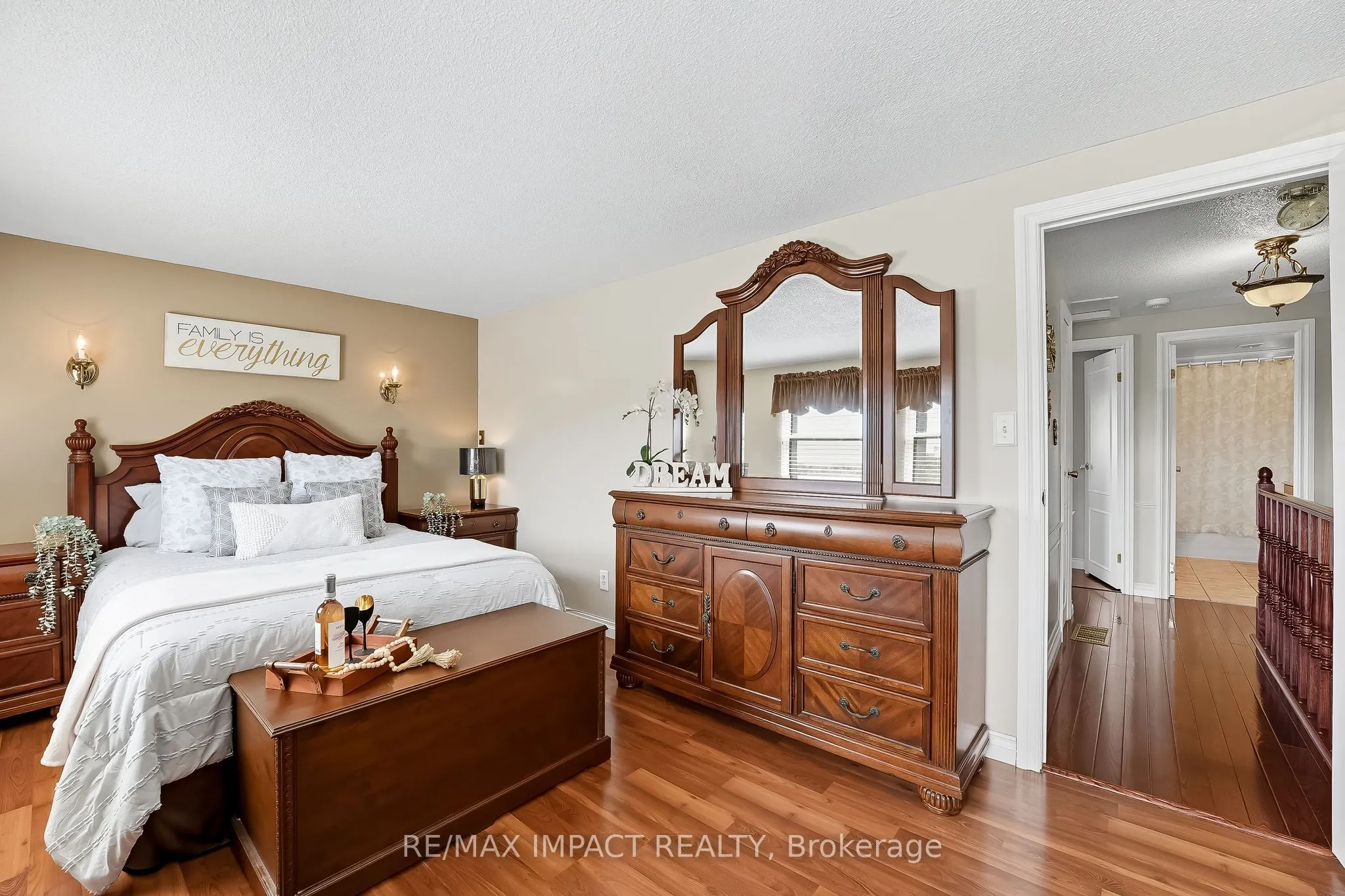 1506 Fenelon Crescent