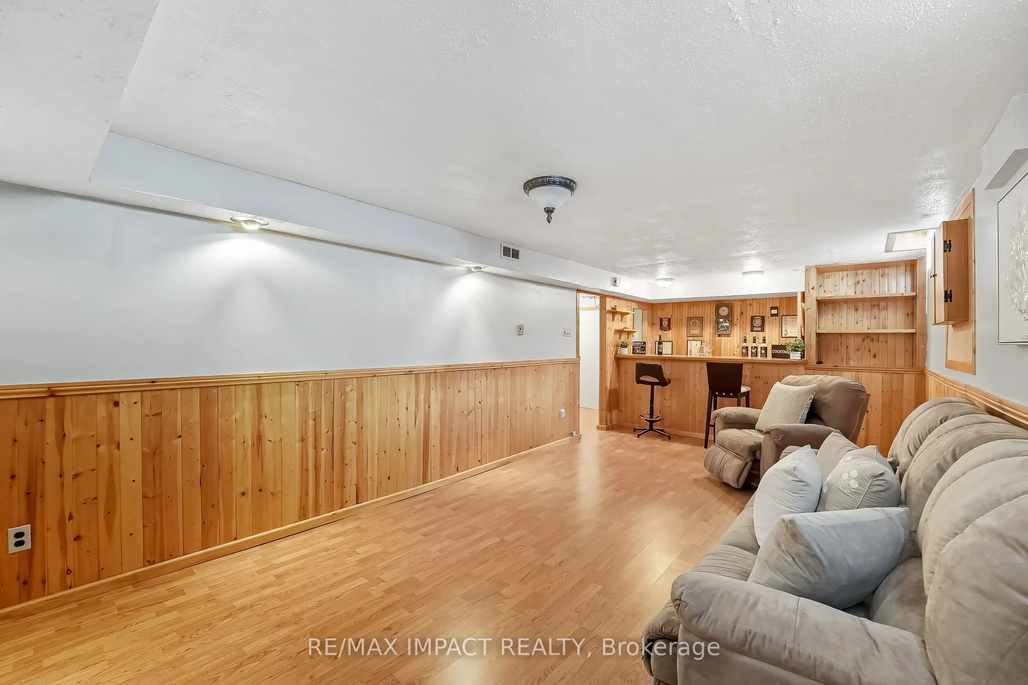 1506 Fenelon Crescent