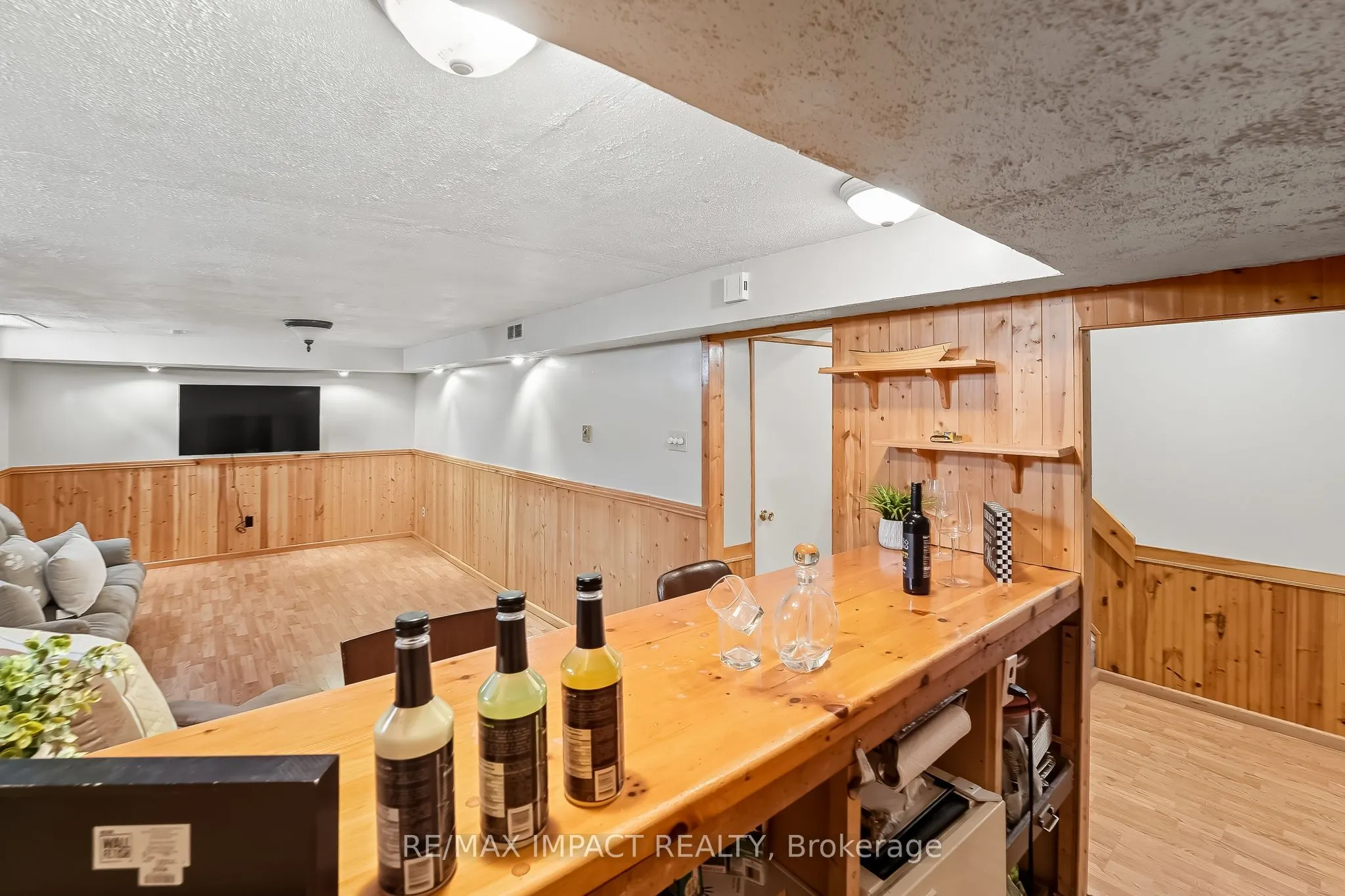 1506 Fenelon Crescent