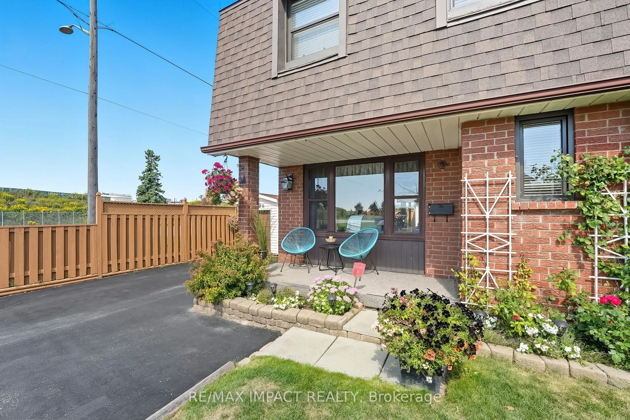 1506 Fenelon Crescent