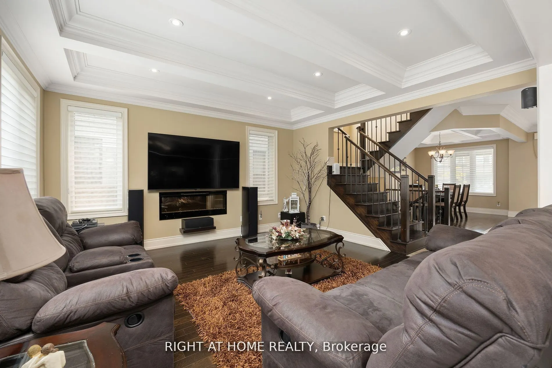 25 CHARTERHOUSE Drive N