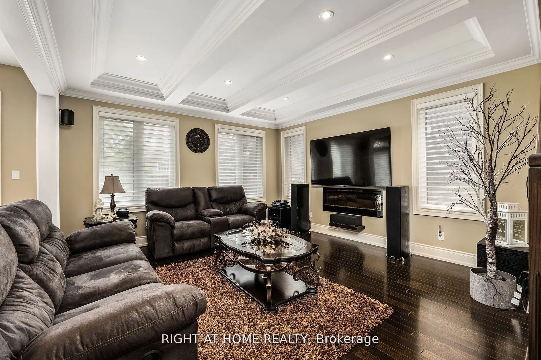 25 CHARTERHOUSE Drive N