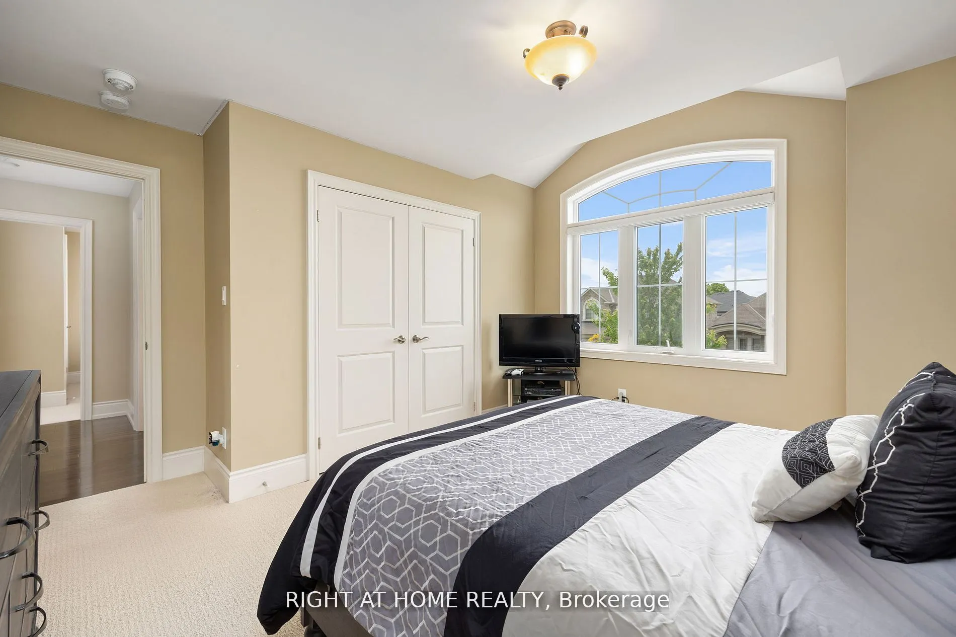 25 CHARTERHOUSE Drive N
