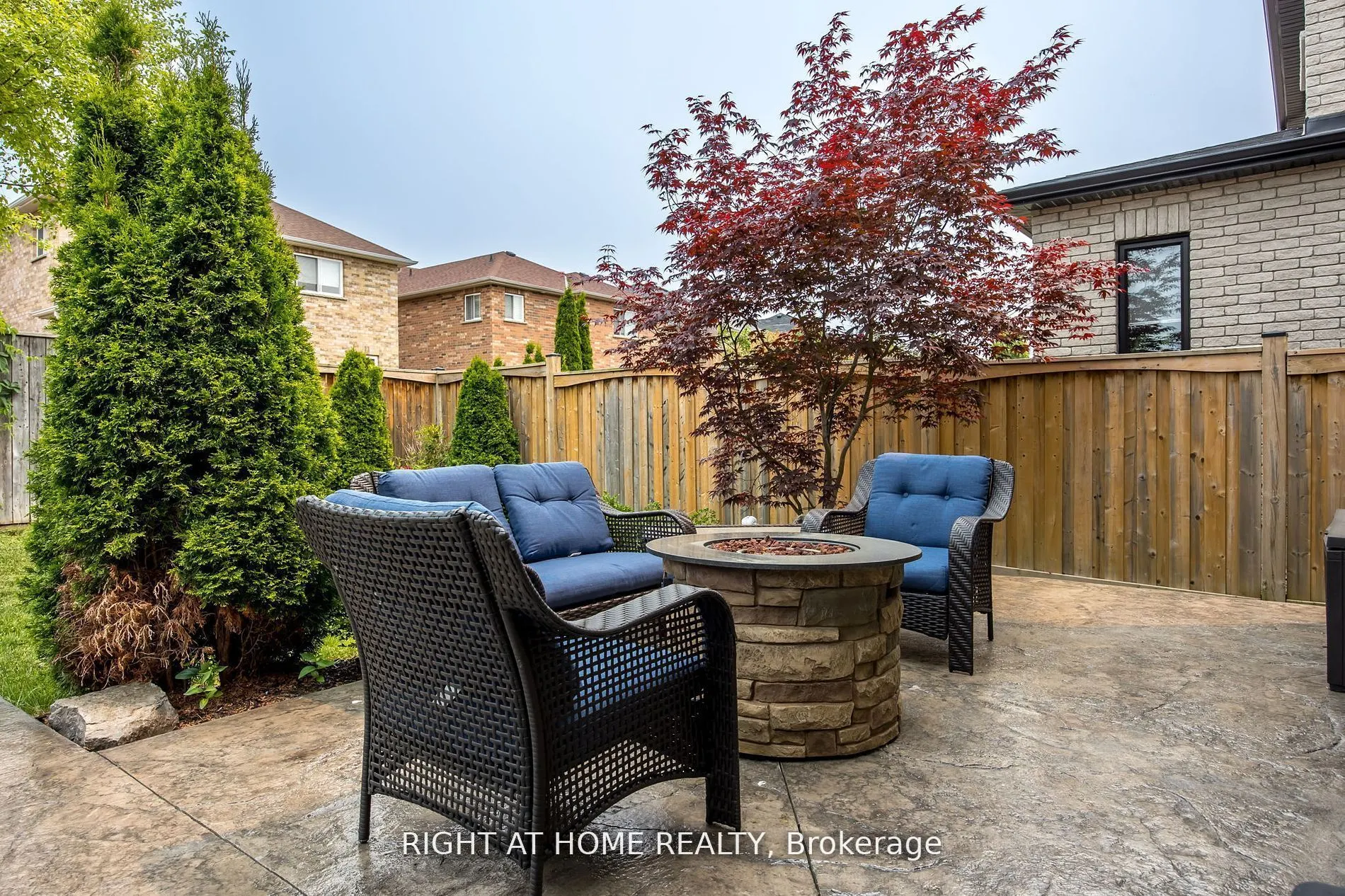 25 CHARTERHOUSE Drive N