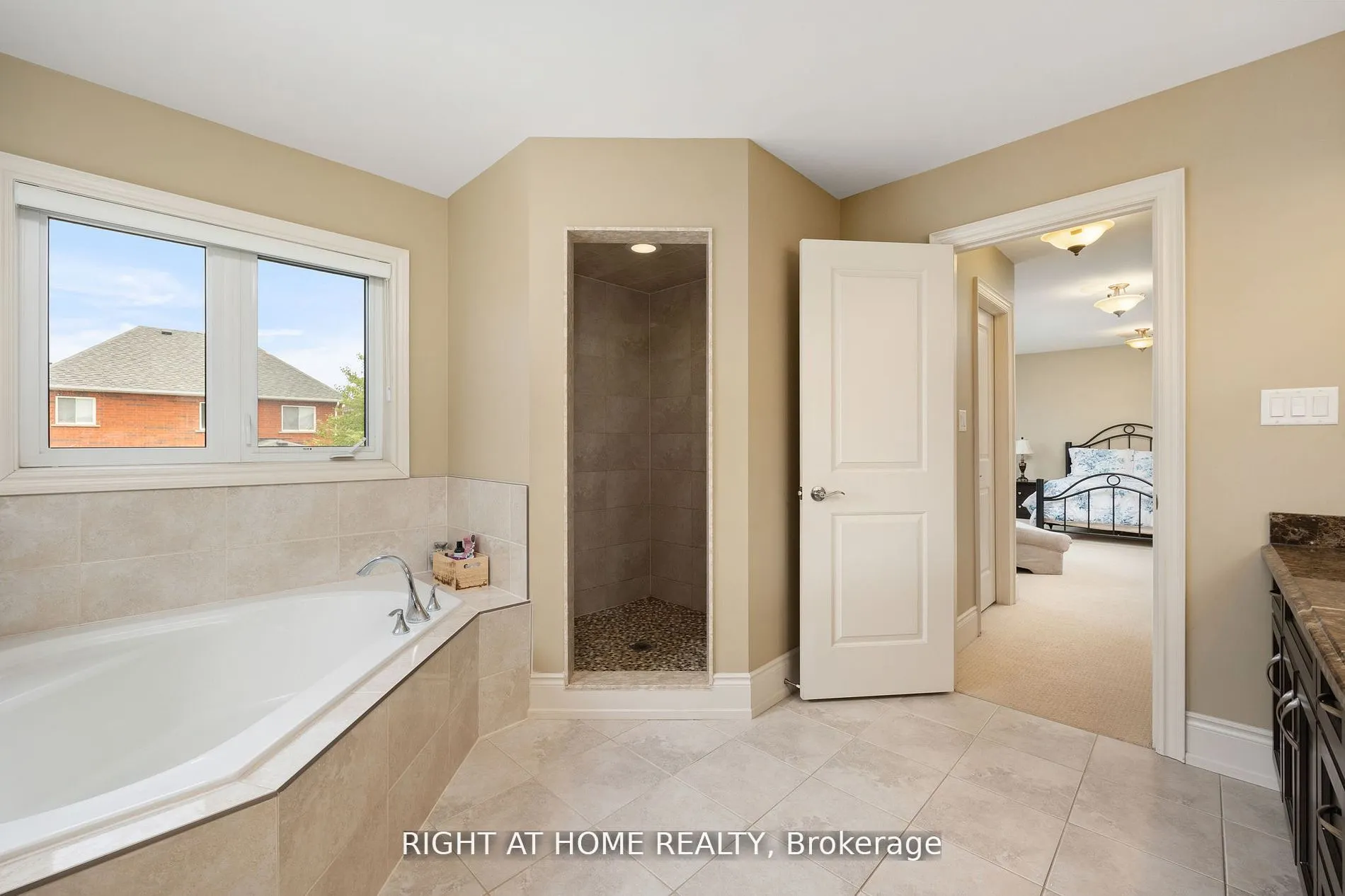 25 CHARTERHOUSE Drive N