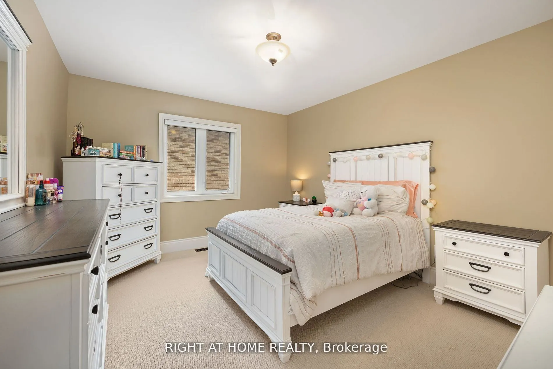 25 CHARTERHOUSE Drive N