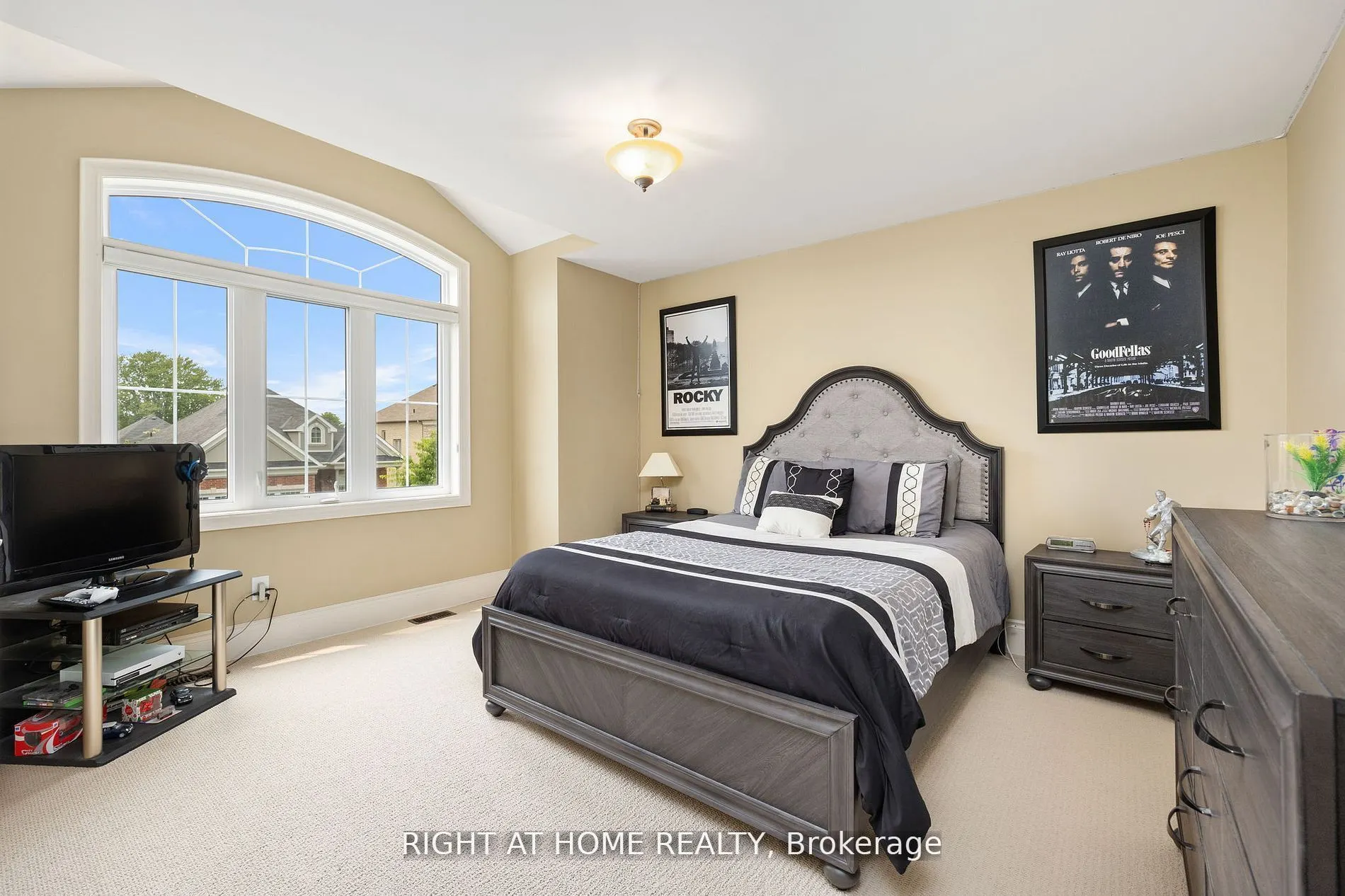 25 CHARTERHOUSE Drive N