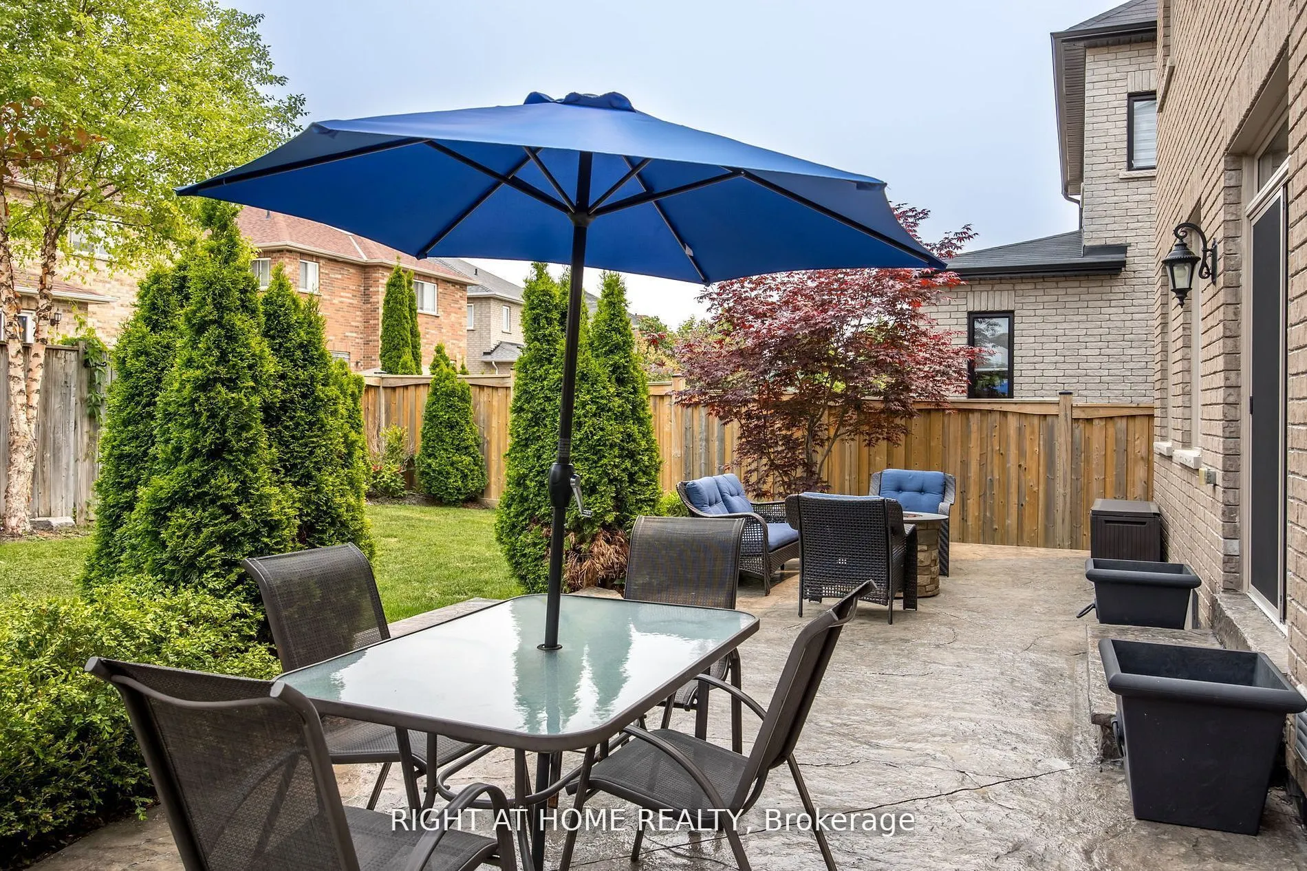 25 CHARTERHOUSE Drive N