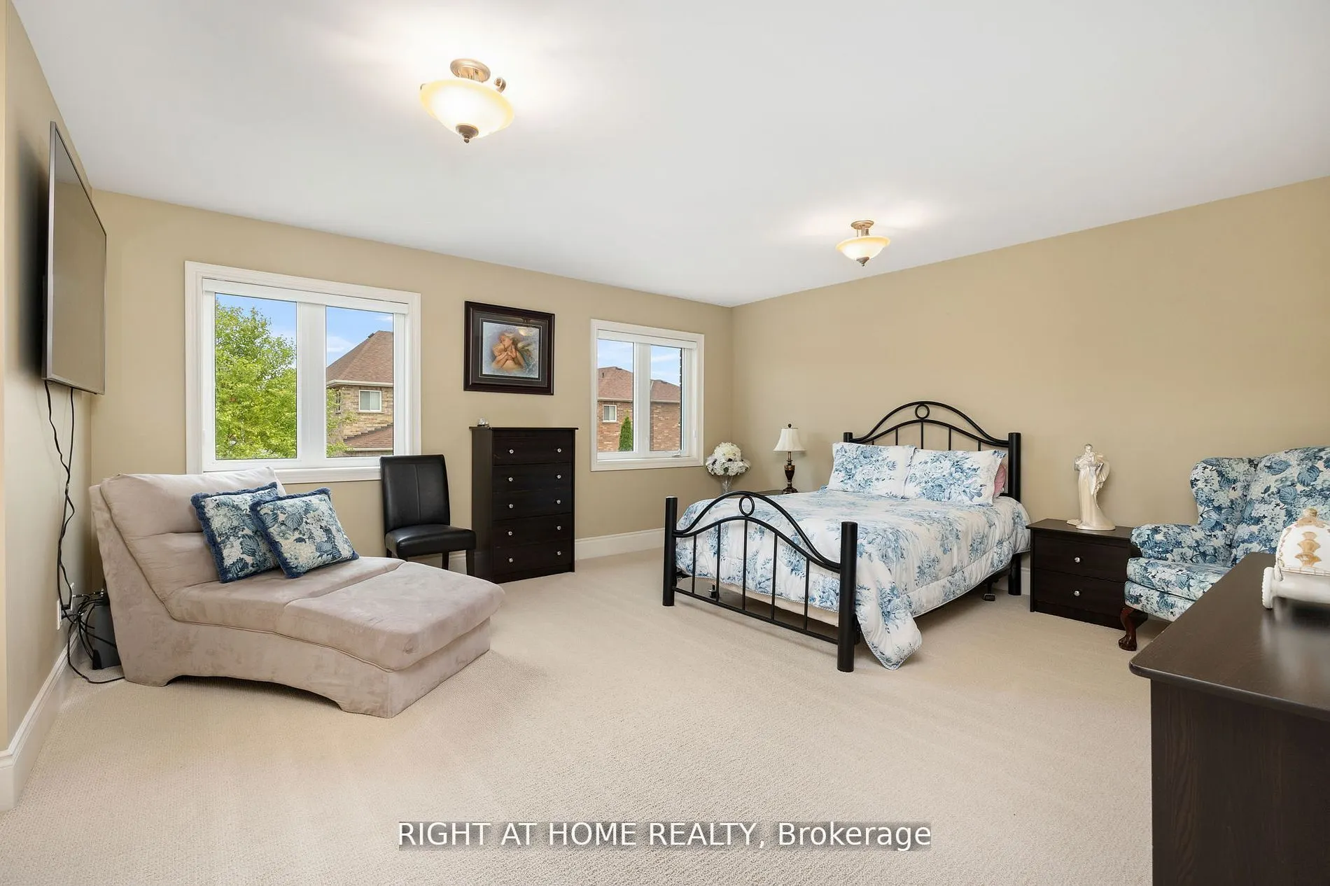 25 CHARTERHOUSE Drive N